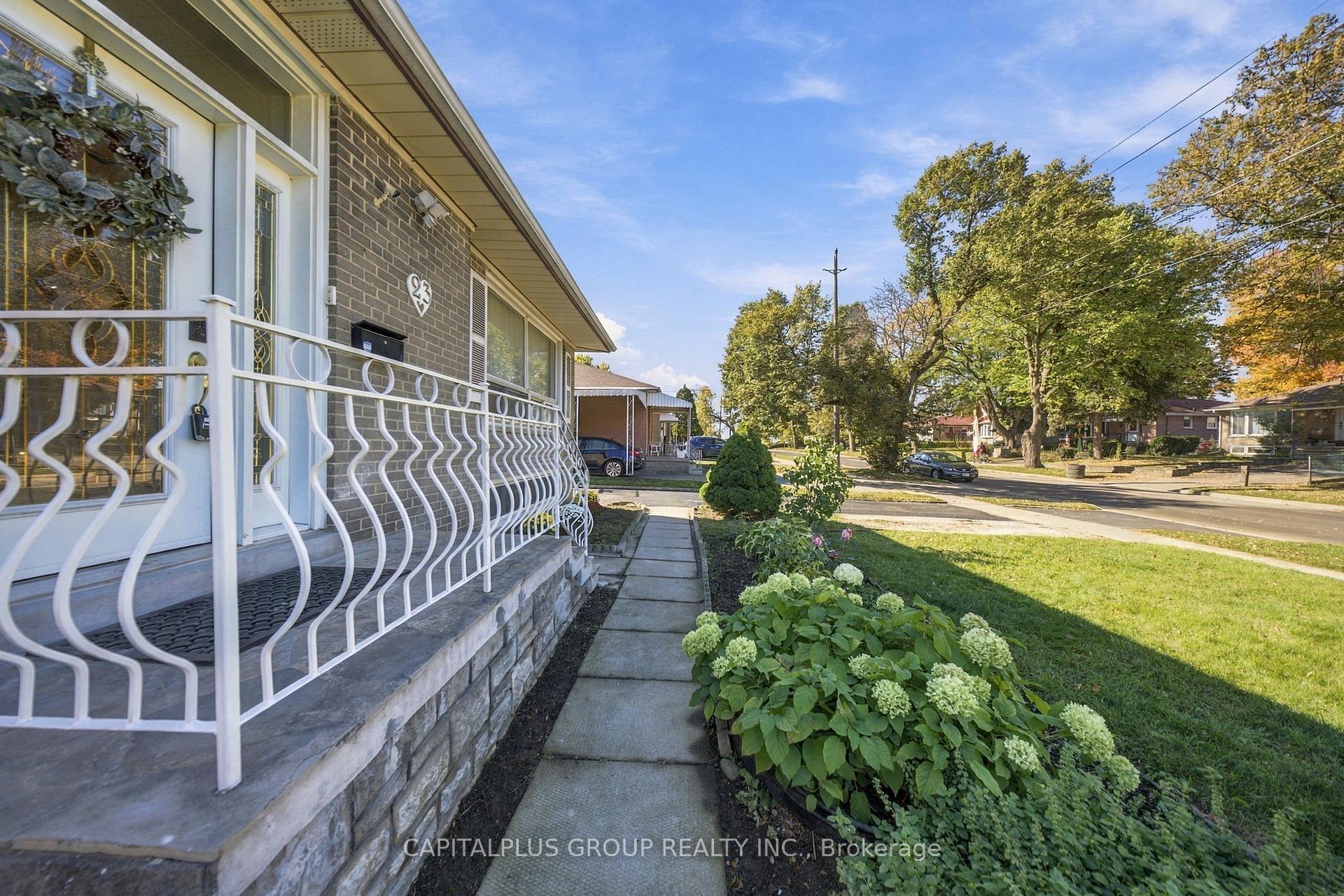 Photo 4 of 23 Gentian Drive, Etobicoke, Eringate-Centennial-West Deane — HOMEH