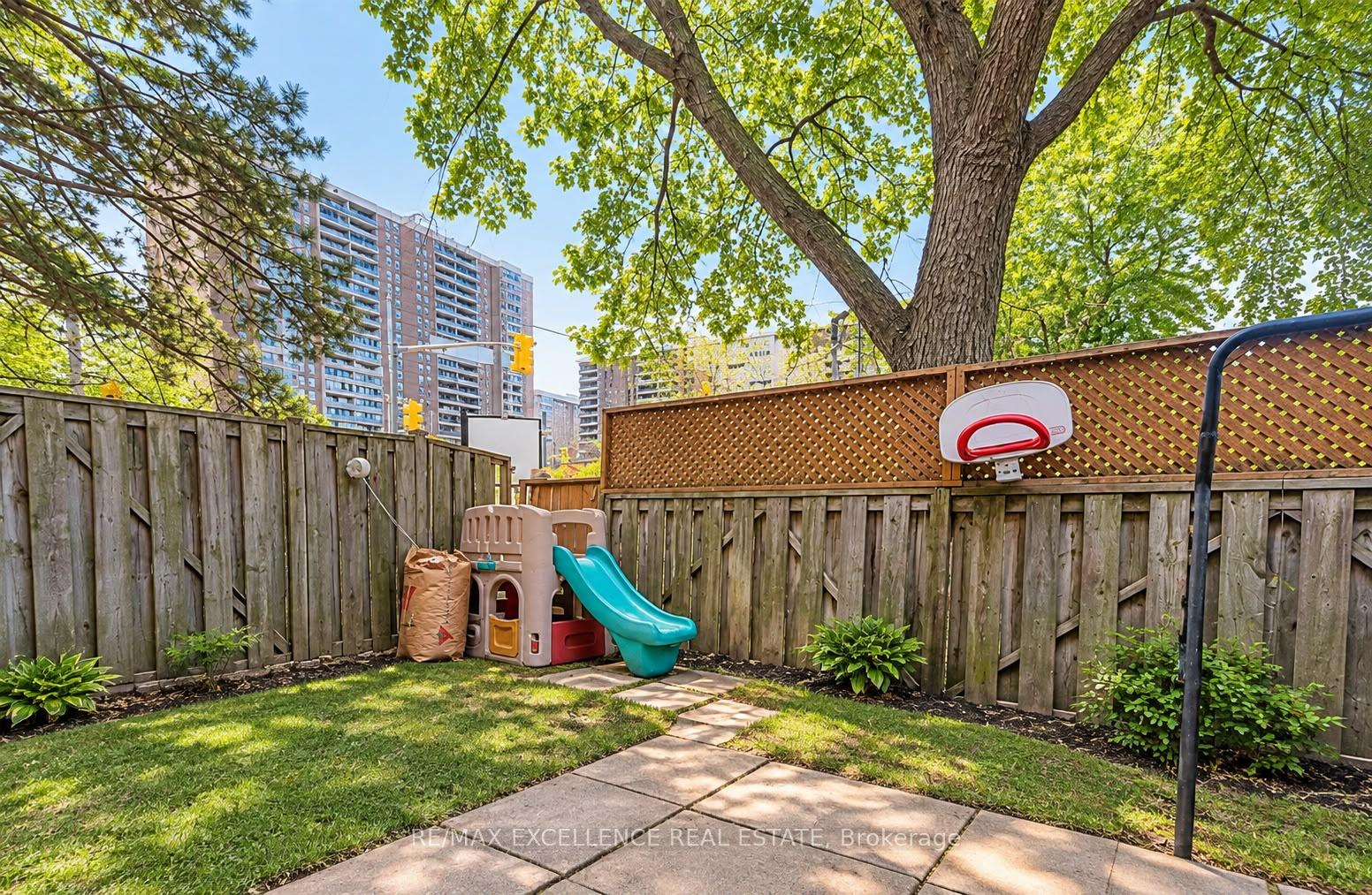 Photo 18 of 88 Fleetwood Crescent, Brampton, Southgate — HOMEH