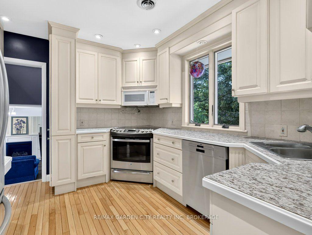 Photo 19 of 8 Agar Drive, St. Catharines, Vine/Linwell — HOMEH