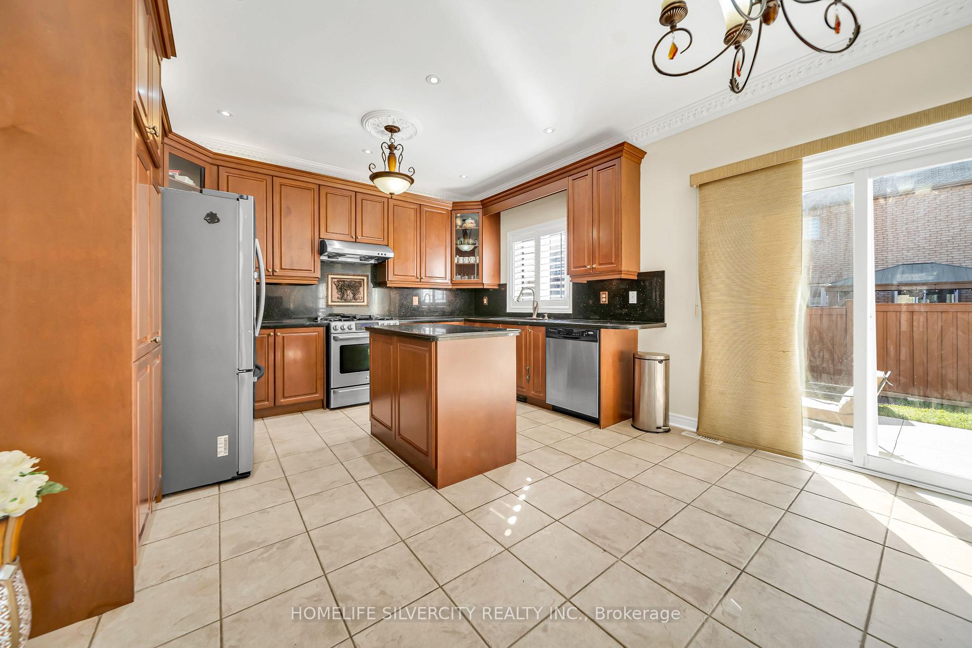Photo 12 of 70 Appleaire Crescent, Brampton, Sandringham-Wellington — HOMEH