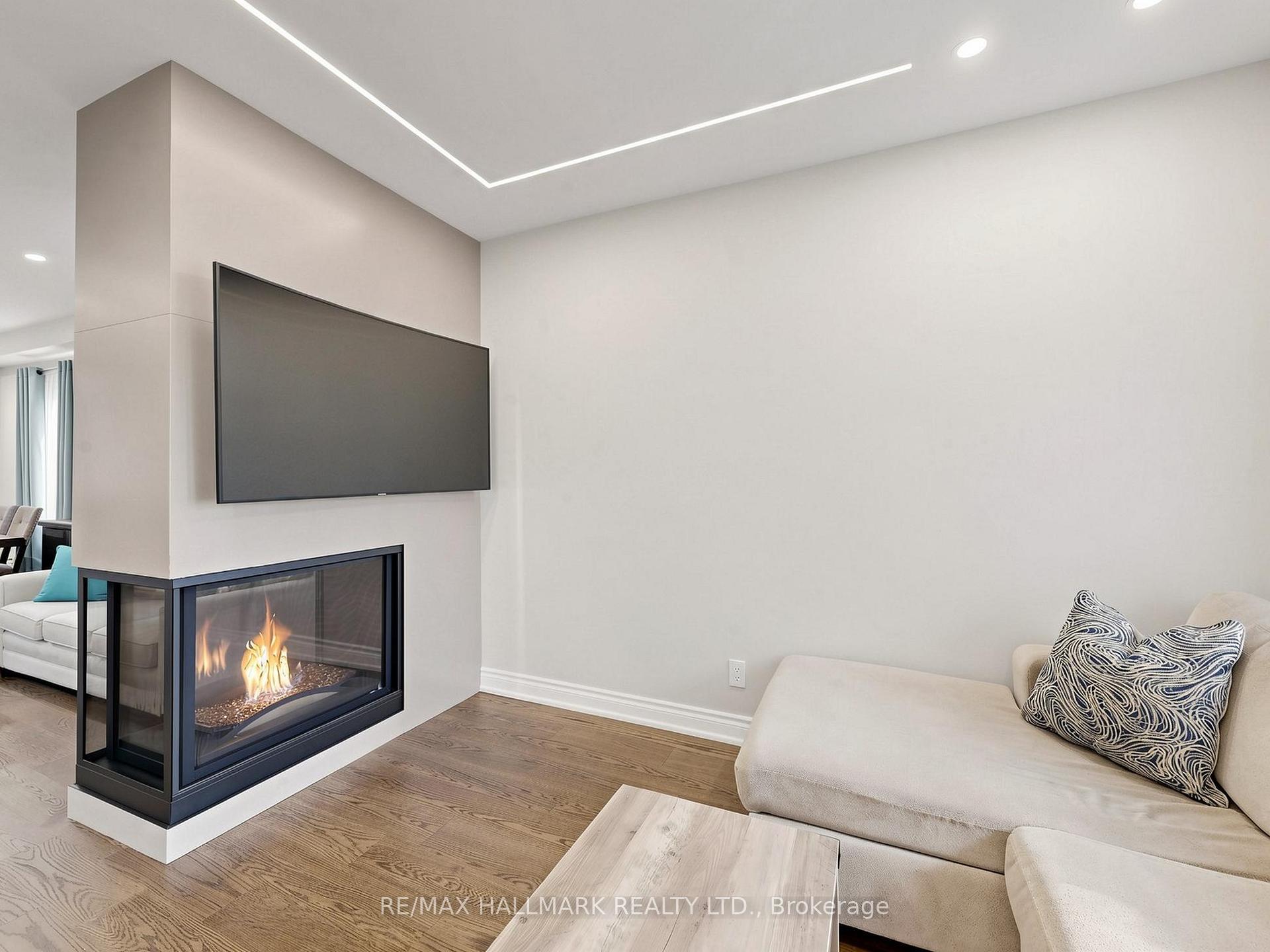 Photo 13 of 45 Colonial Crescent, Richmond Hill, Oak Ridges Lake Wilcox — HOMEH