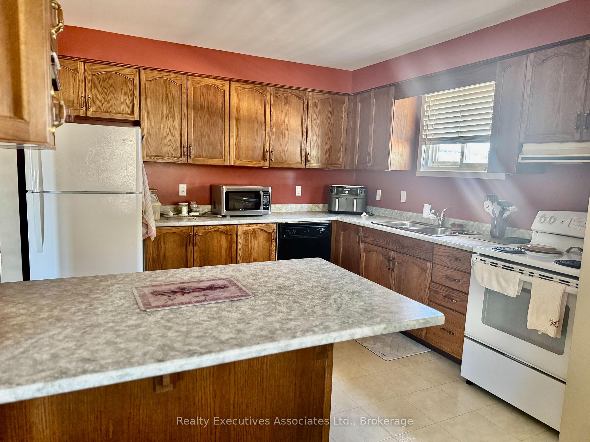 Photo 4 of 34 Gillin Road, Brantford, Brantwood Park — HOMEH