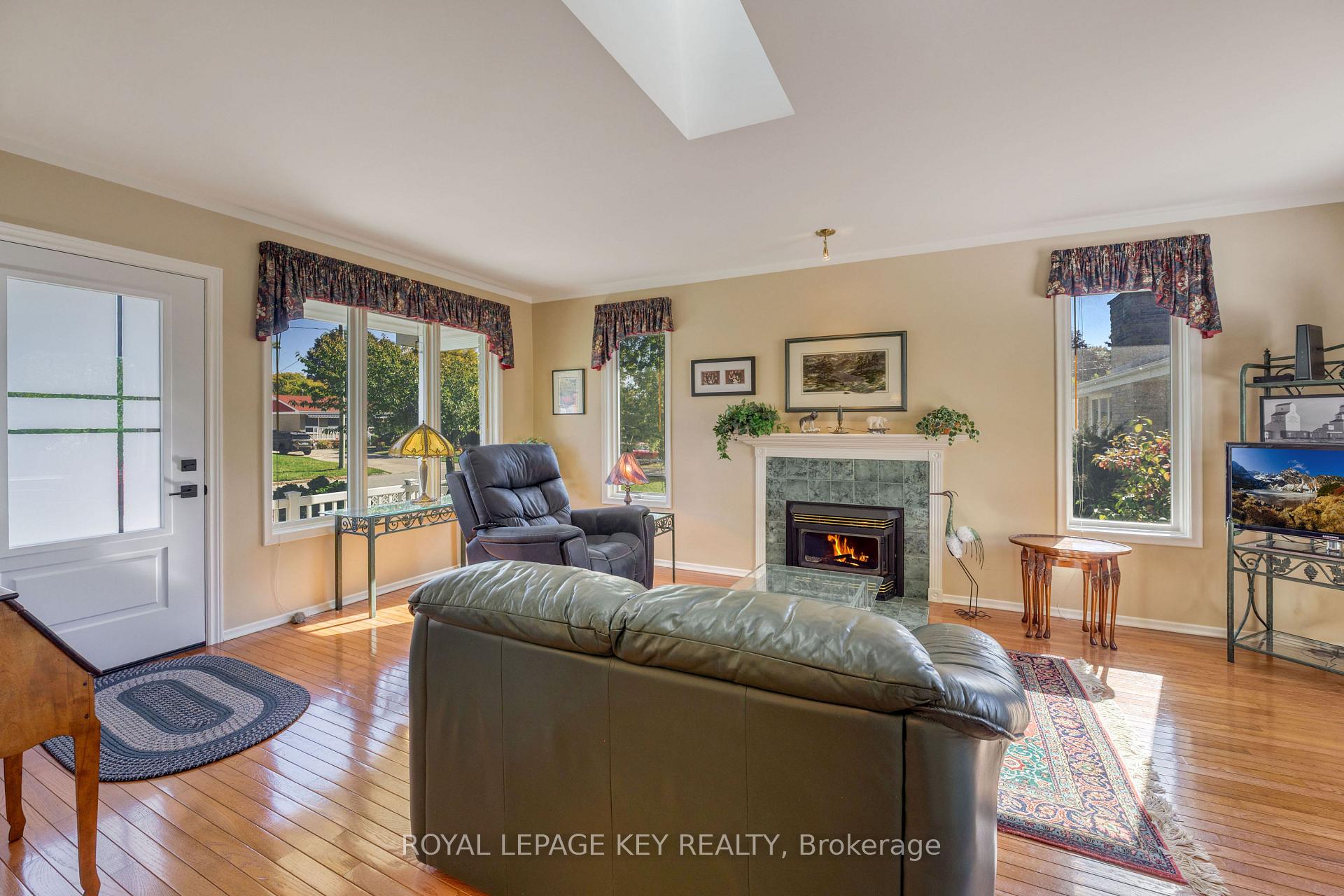 Photo 5 of 997 Hollands Avenue, Sarnia — HOMEH