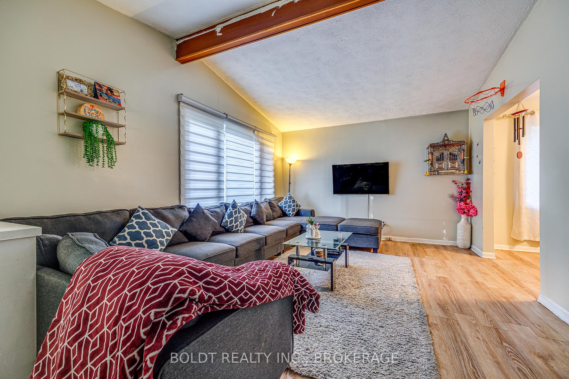 Photo 5 of 26 Leaside Drive, St. Catharines, Carlton/Bunting — HOMEH