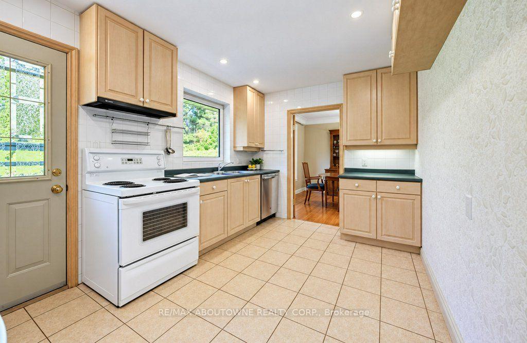 Photo 7 of 3143 South Drive, Burlington, Roseland — HOMEH