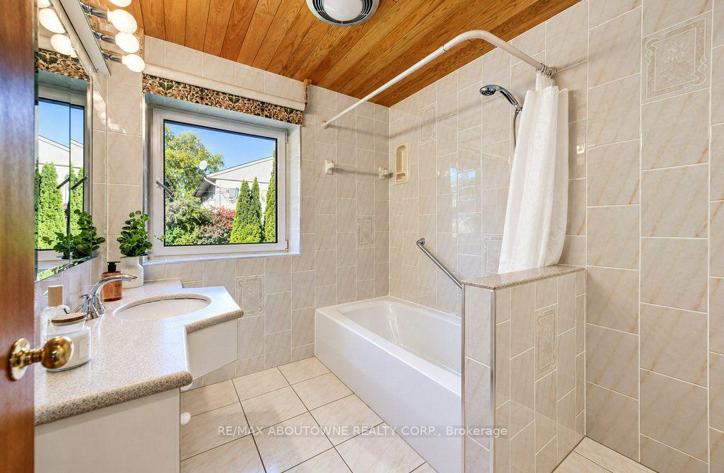 Photo 14 of 3143 South Drive, Burlington, Roseland — HOMEH
