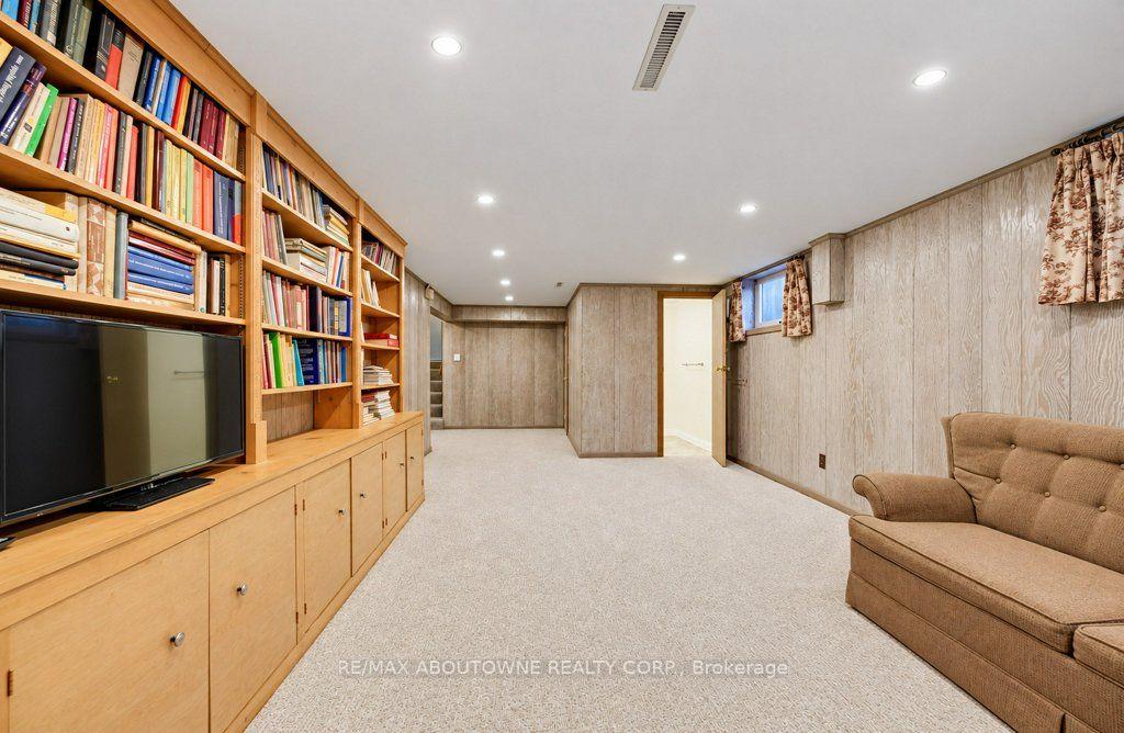 Photo 16 of 3143 South Drive, Burlington, Roseland — HOMEH