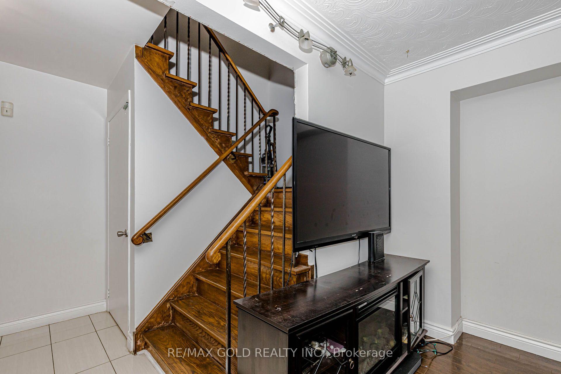 Photo 13 of 7262 Sigsbee Drive, Mississauga, Malton — HOMEH