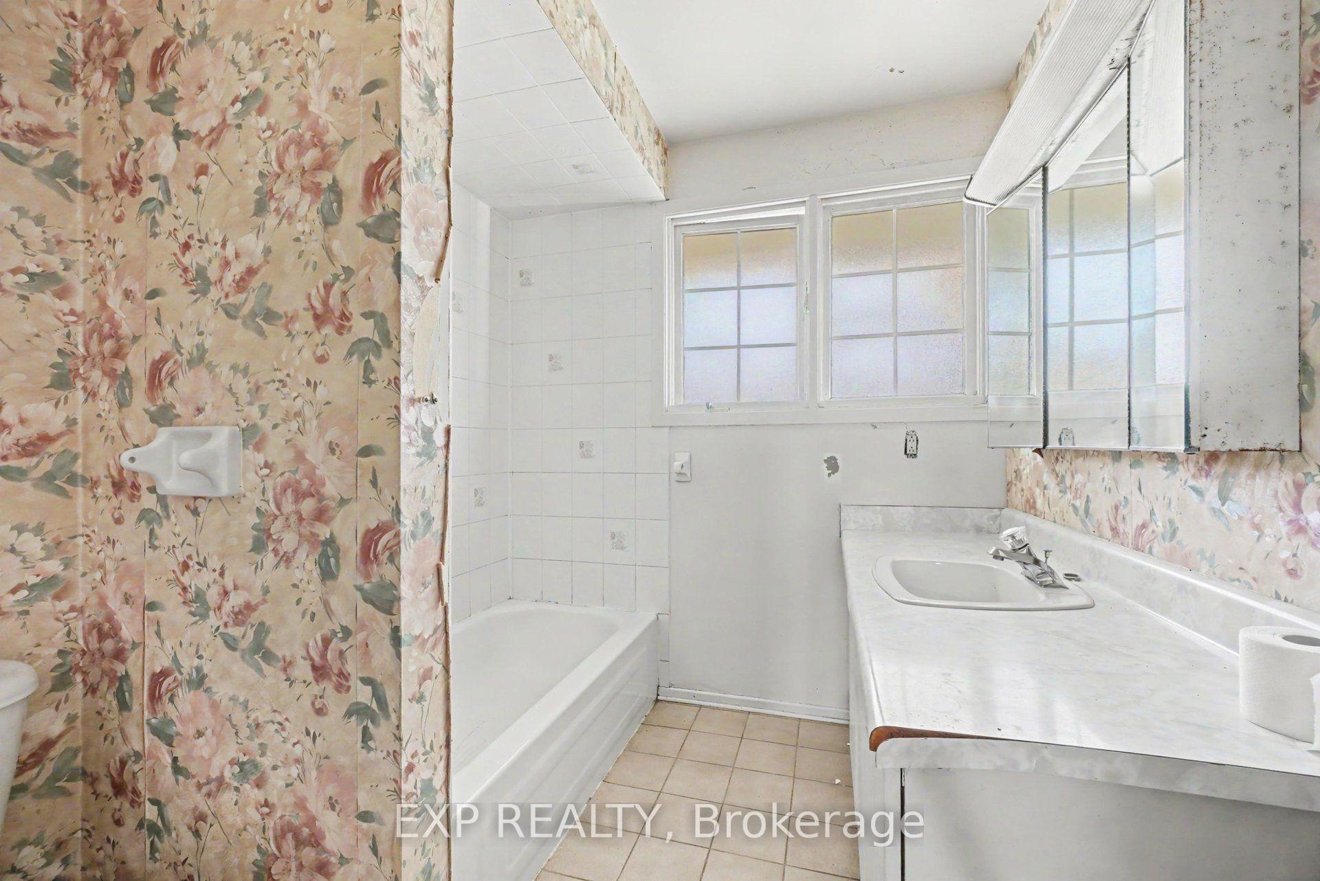 Photo 8 of Unit 20, 2300 Ogilvie Road, Ottawa, Beaconwood — HOMEH