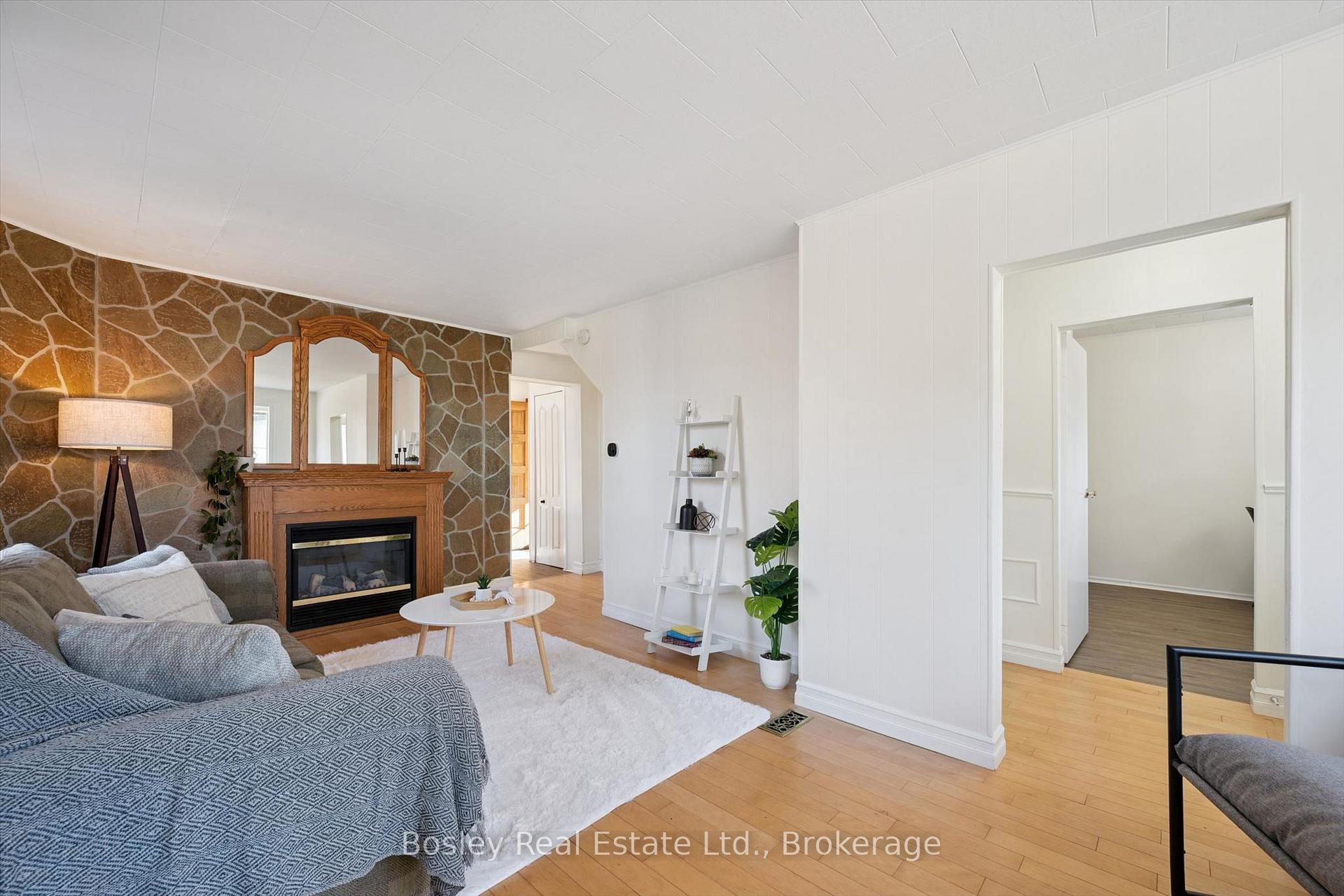 Photo 10 of 31 Jane St Street, Guelph, St. George's — HOMEH