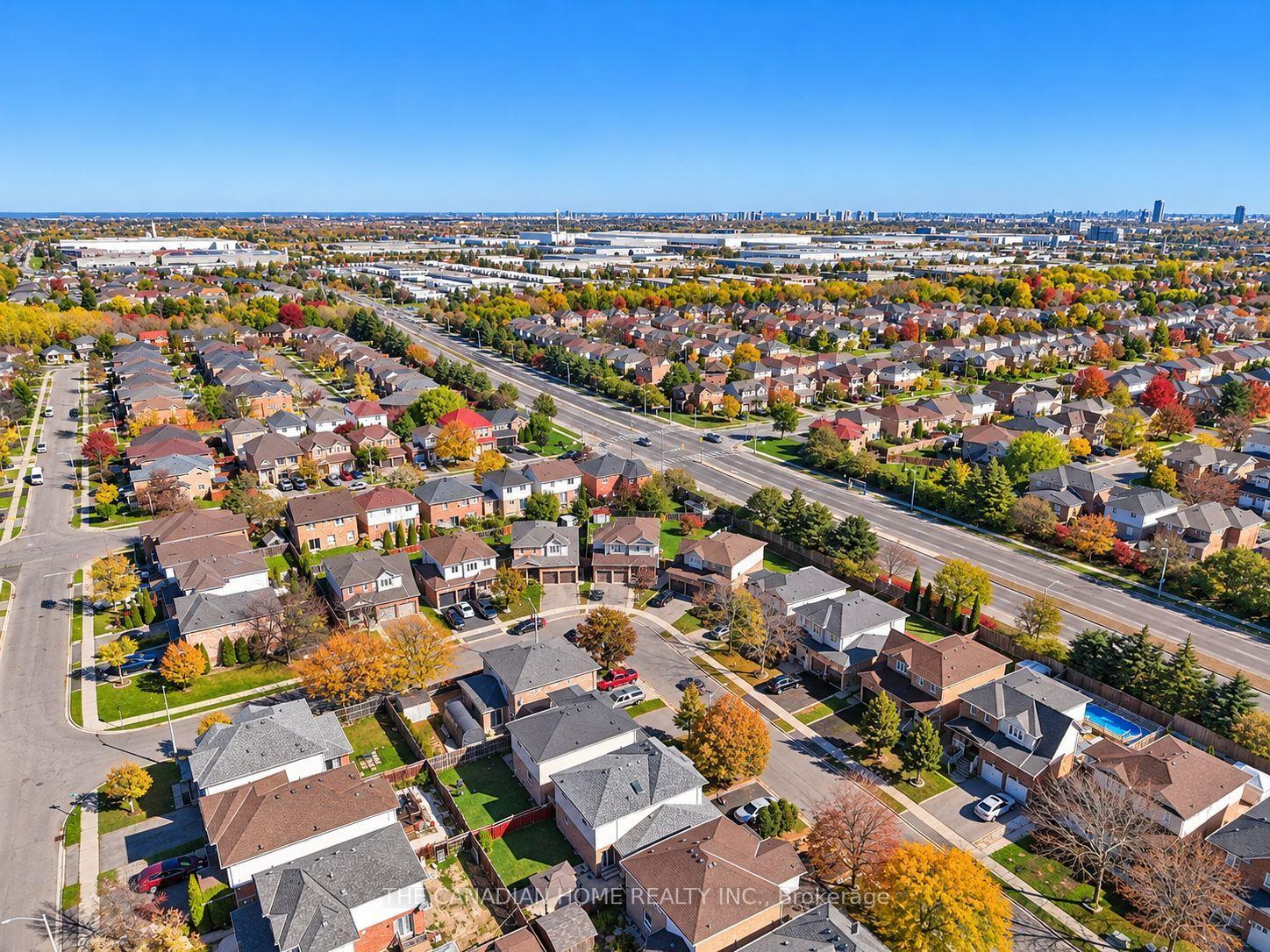 Photo 5 of 10 Dunvegan Crescent, Brampton, Fletcher's Meadow — HOMEH