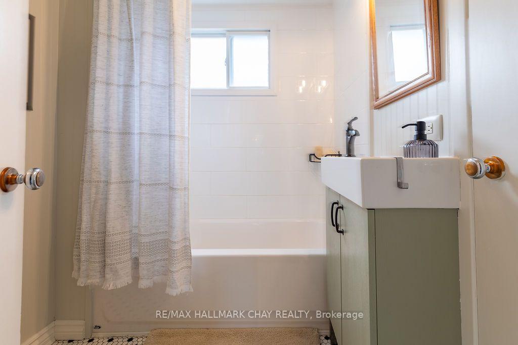 Photo 20 of 63 Napier Street, Barrie, Codrington — HOMEH