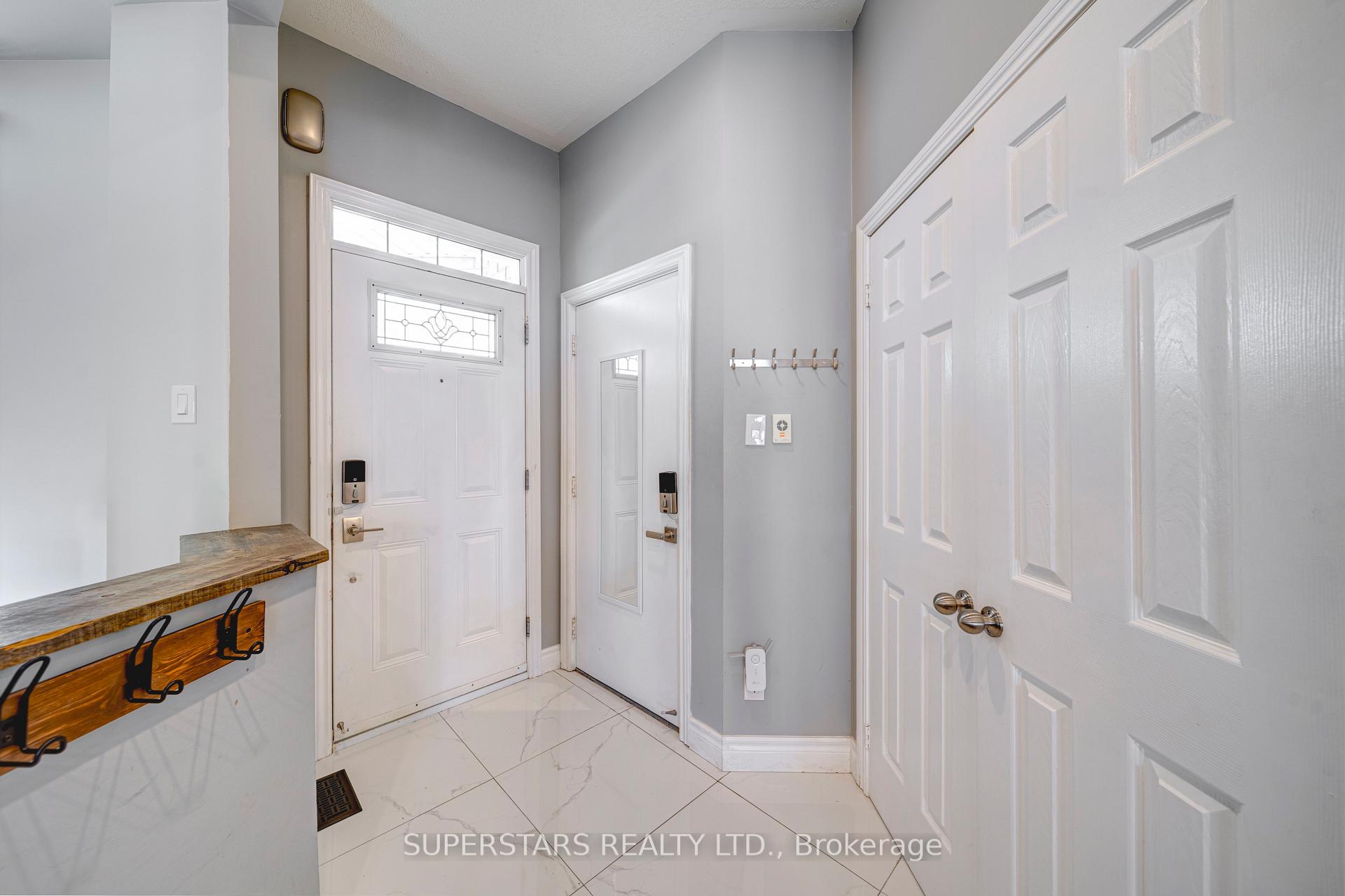 Photo 3 of 32 Divine Drive, Whitby, Rolling Acres — HOMEH