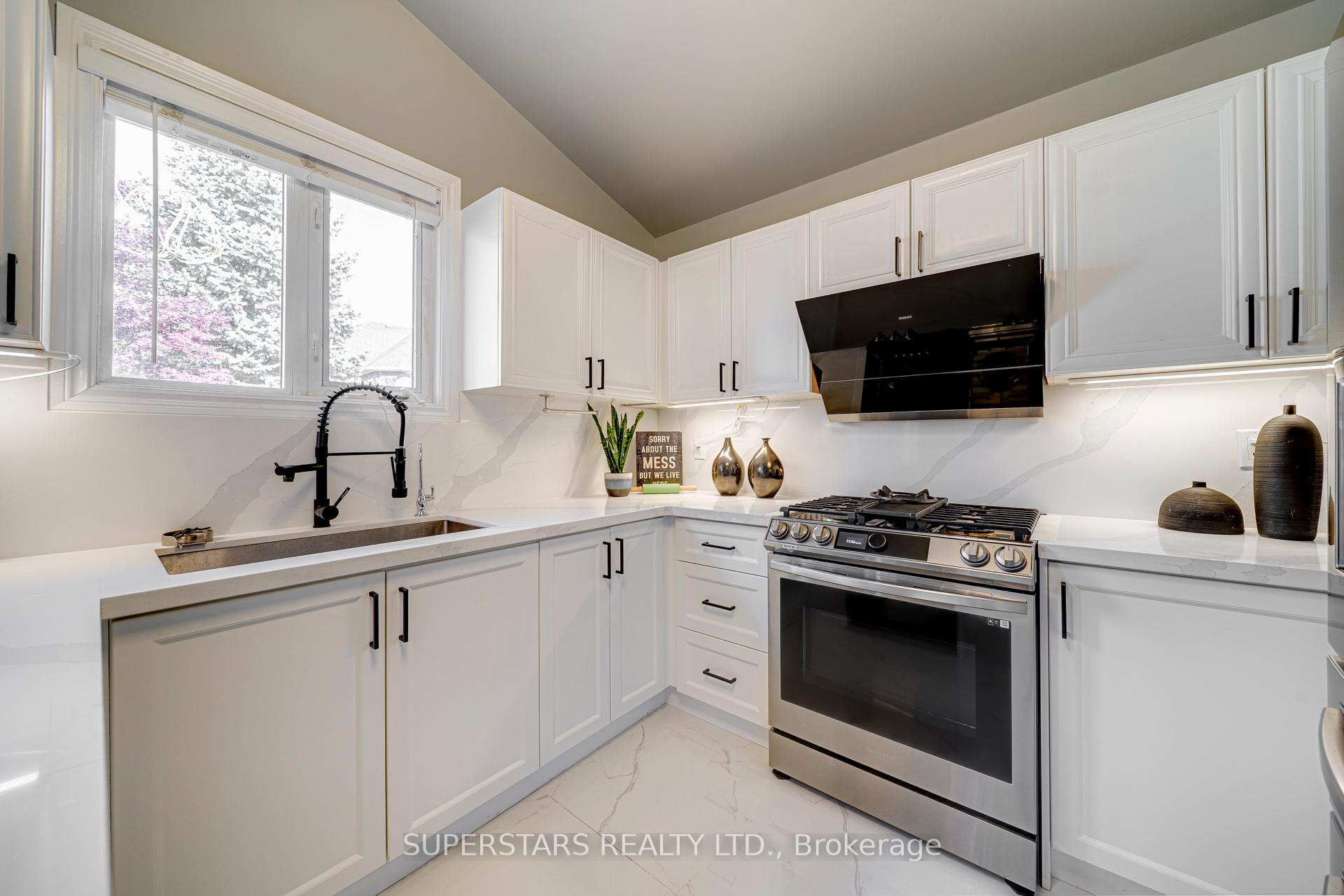 Photo 10 of 32 Divine Drive, Whitby, Rolling Acres — HOMEH