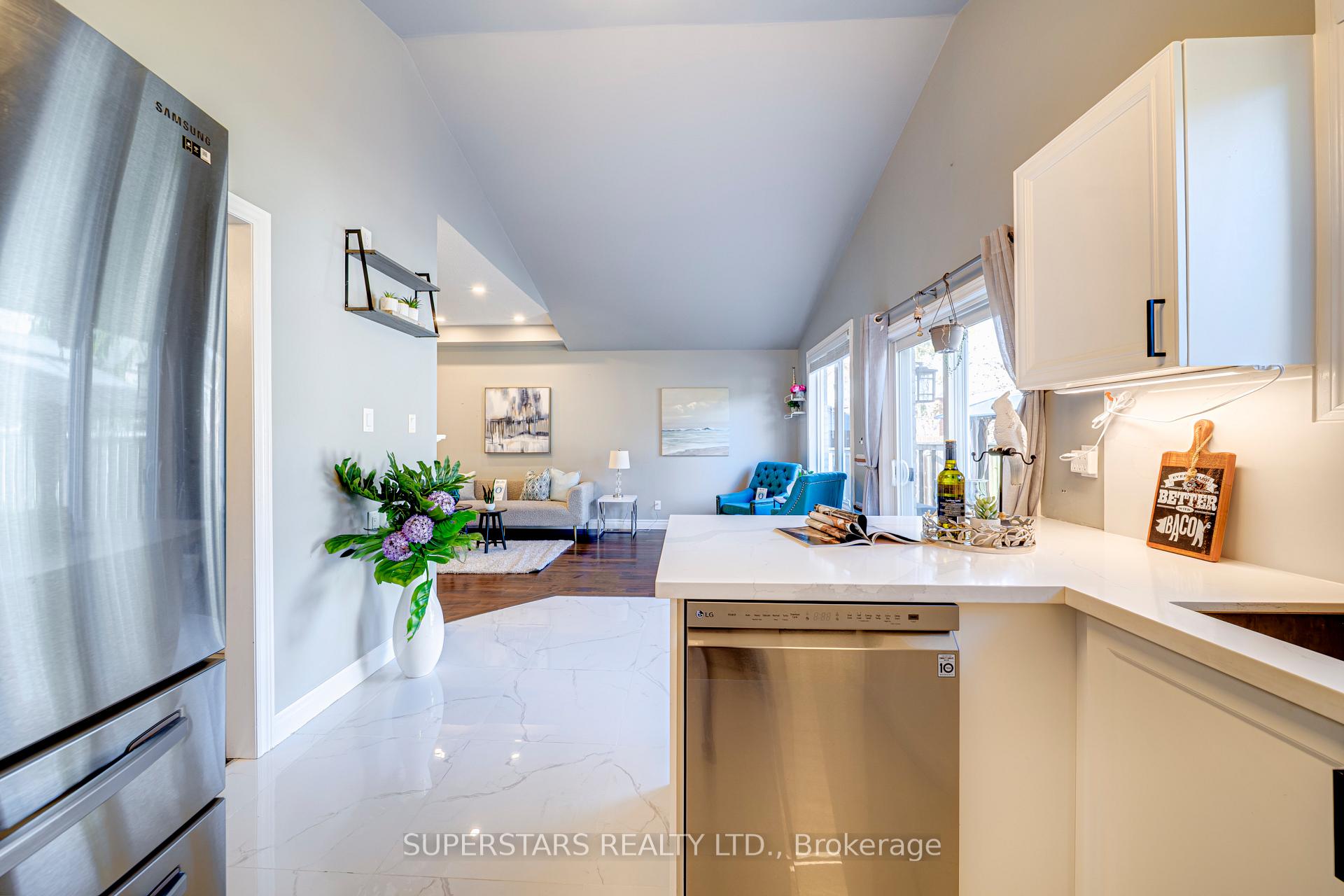 Photo 11 of 32 Divine Drive, Whitby, Rolling Acres — HOMEH