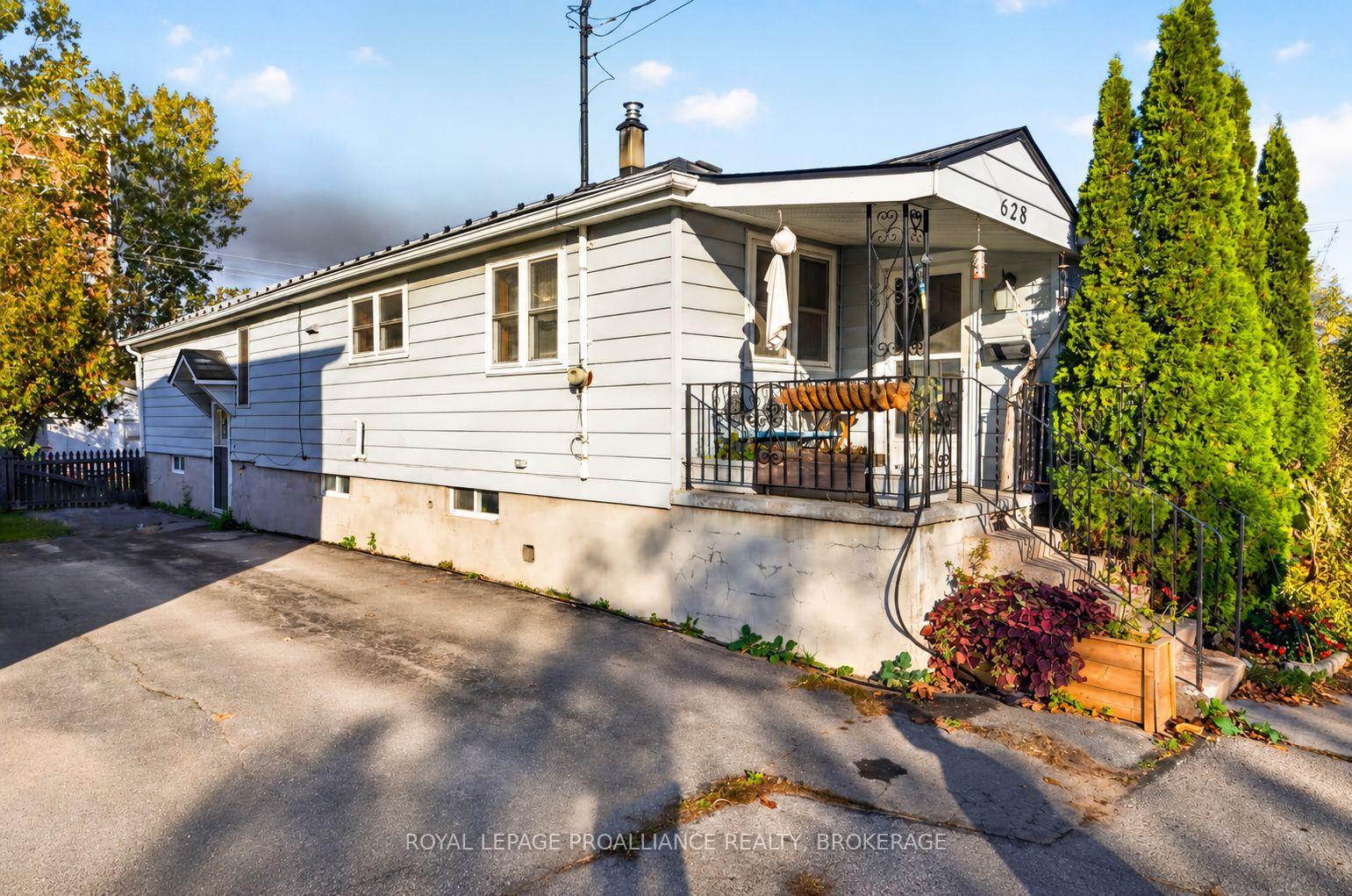 Photo 4 of 628 MacDonnell Street, Kingston, East of Sir John A. Blvd — HOMEH