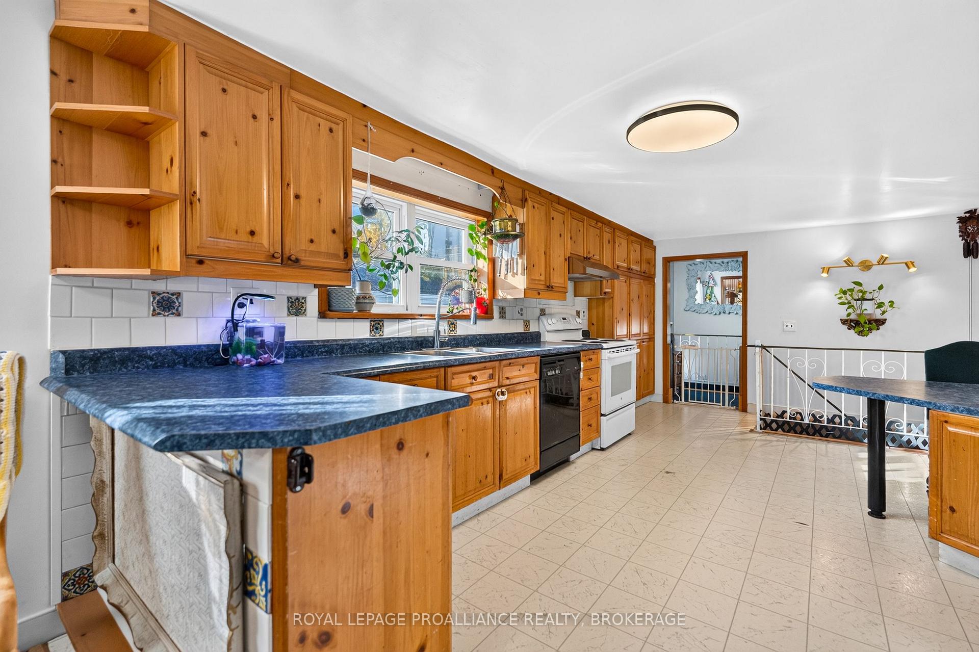 Photo 9 of 628 MacDonnell Street, Kingston, East of Sir John A. Blvd — HOMEH