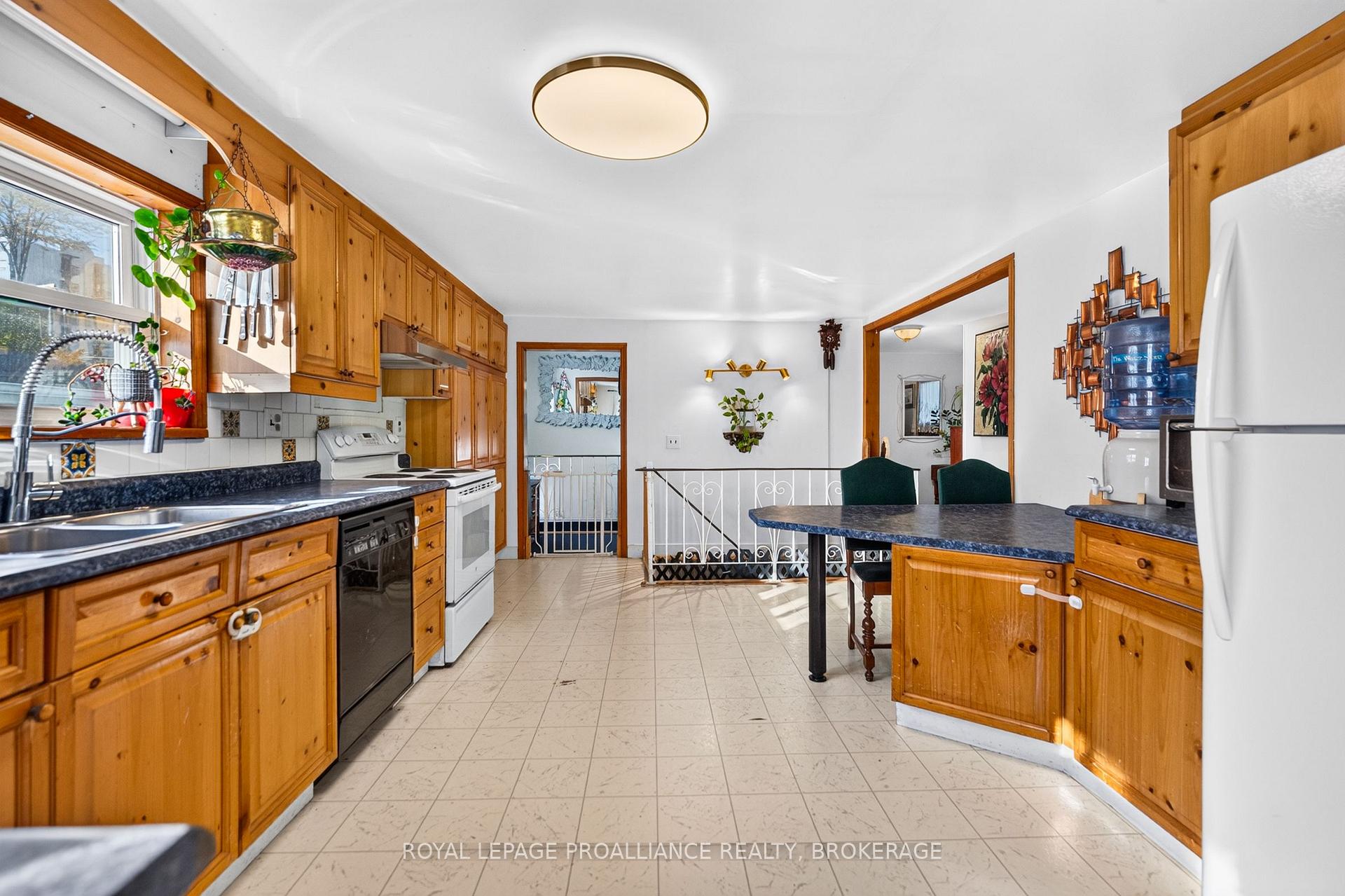 Photo 10 of 628 MacDonnell Street, Kingston, East of Sir John A. Blvd — HOMEH
