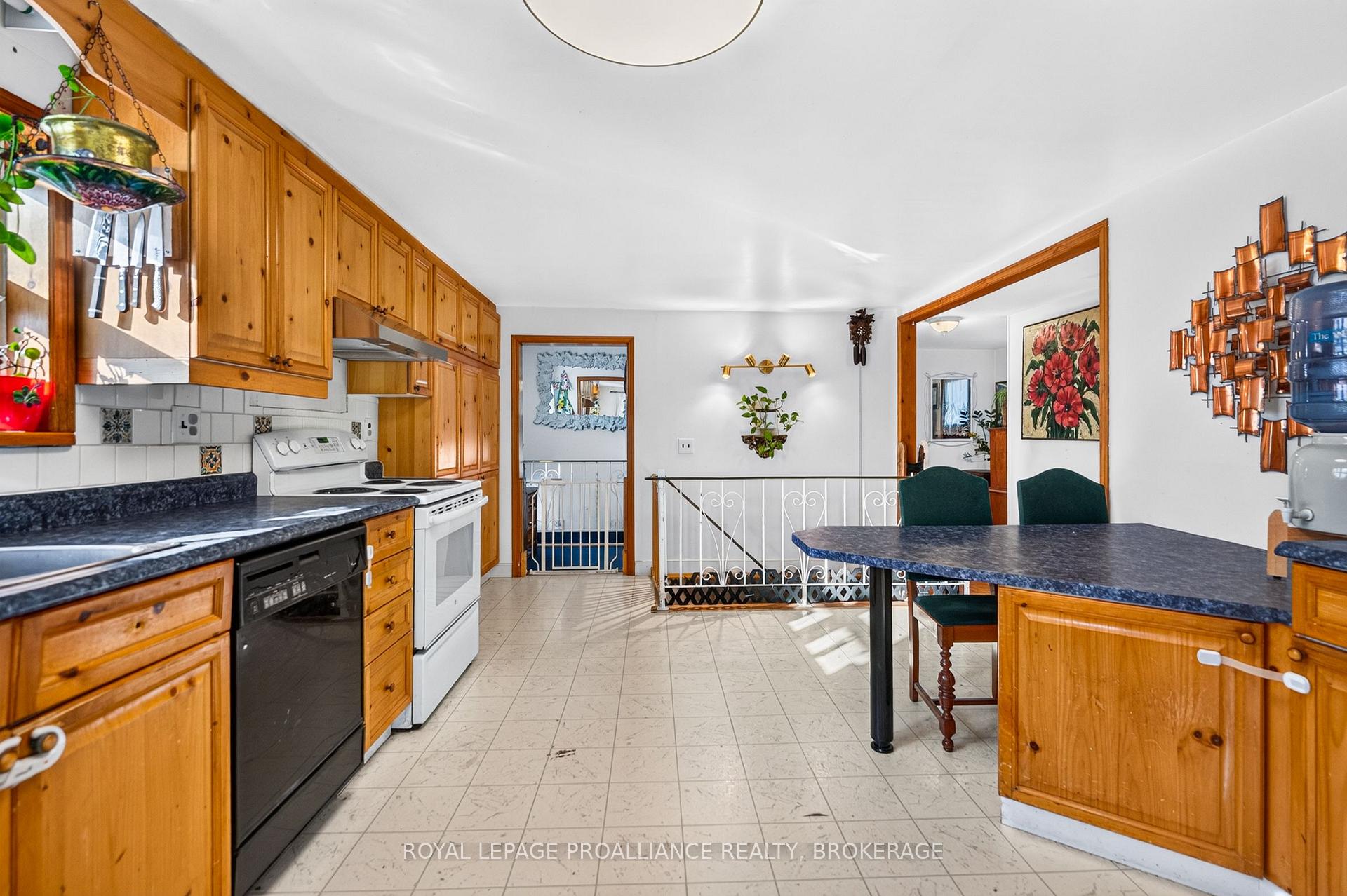 Photo 12 of 628 MacDonnell Street, Kingston, East of Sir John A. Blvd — HOMEH