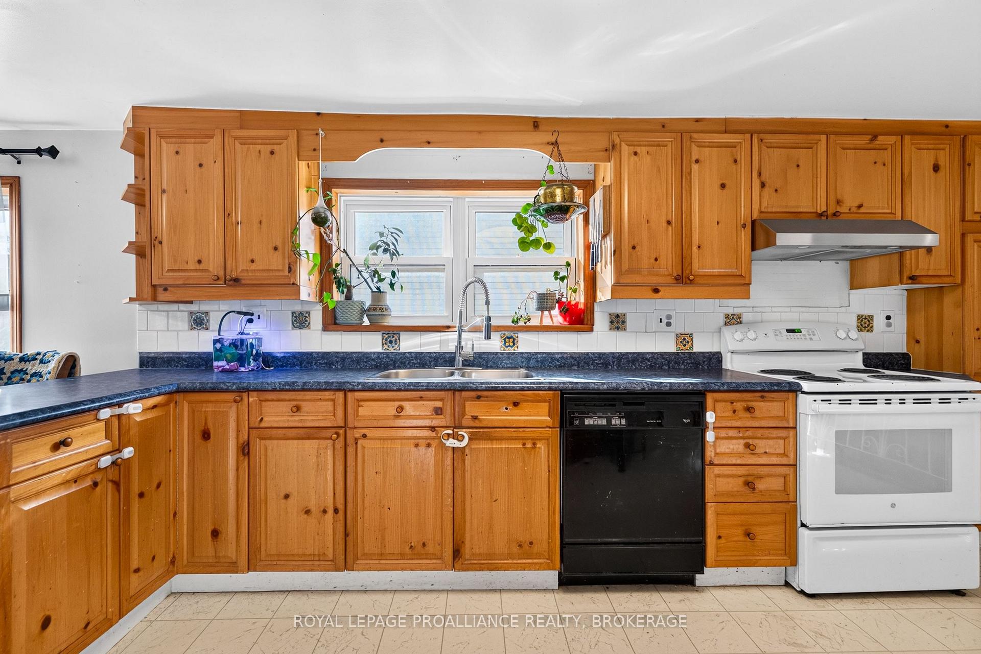 Photo 13 of 628 MacDonnell Street, Kingston, East of Sir John A. Blvd — HOMEH