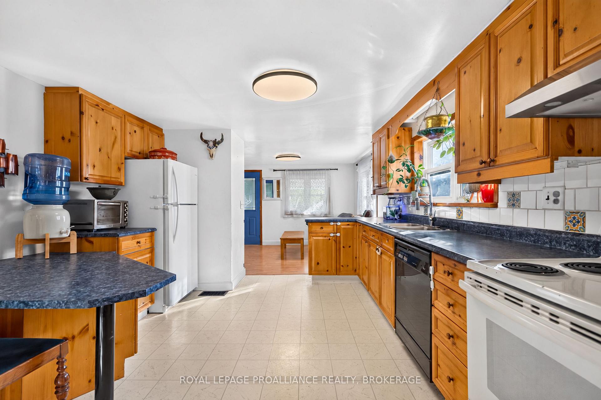 Photo 14 of 628 MacDonnell Street, Kingston, East of Sir John A. Blvd — HOMEH