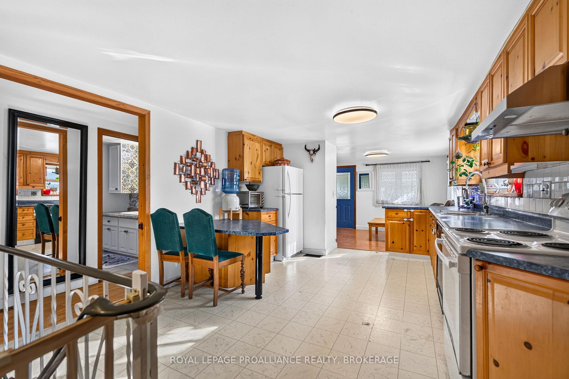 Photo 15 of 628 MacDonnell Street, Kingston, East of Sir John A. Blvd — HOMEH
