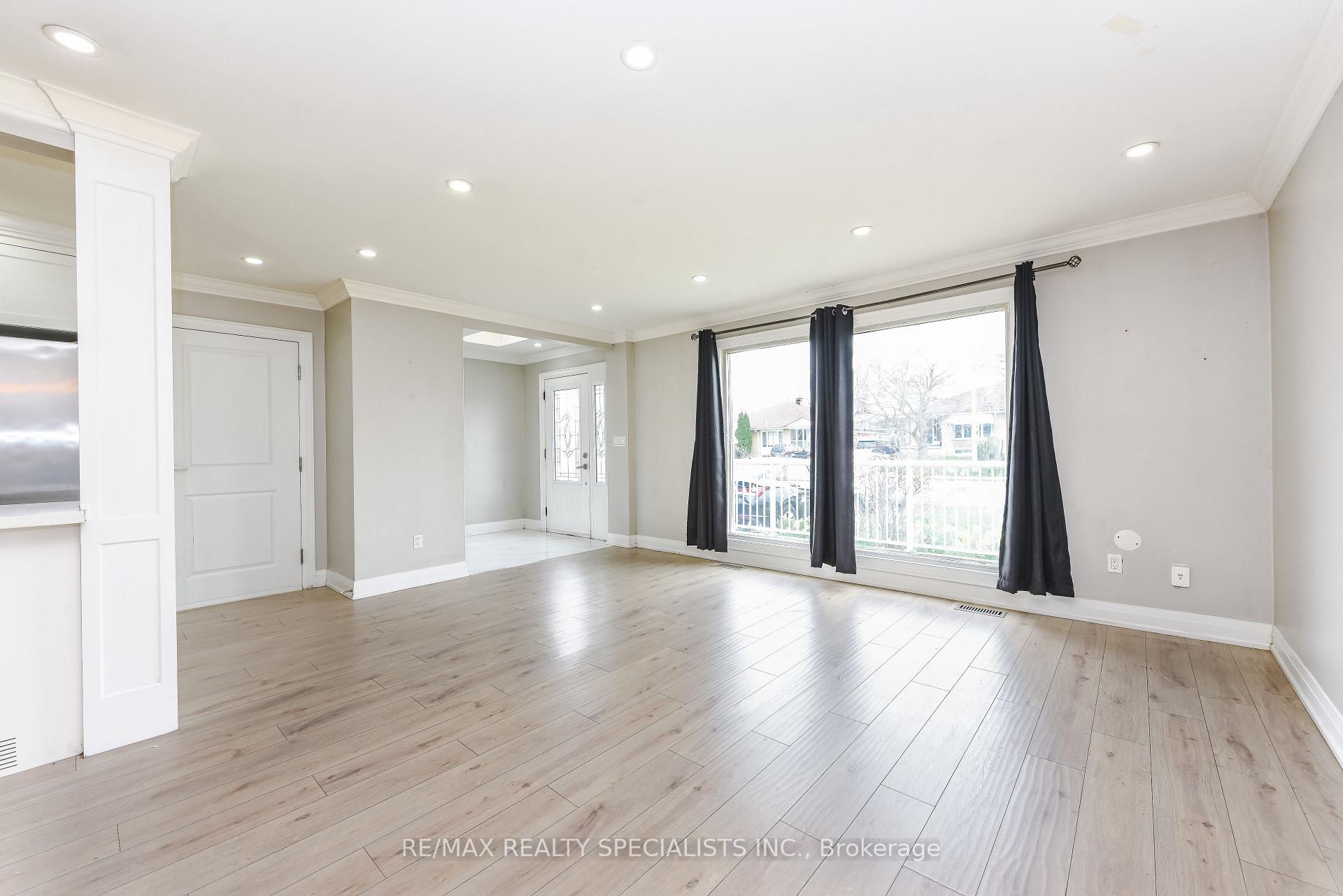 Photo 7 of Unit Upper Portion, 137 Avondale Boulevard, Brampton, Avondale — HOMEH