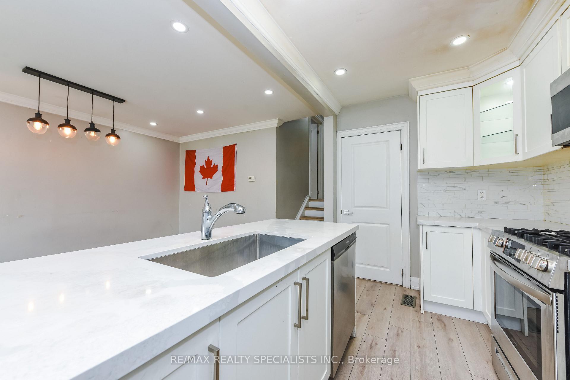 Photo 18 of Unit Upper Portion, 137 Avondale Boulevard, Brampton, Avondale — HOMEH