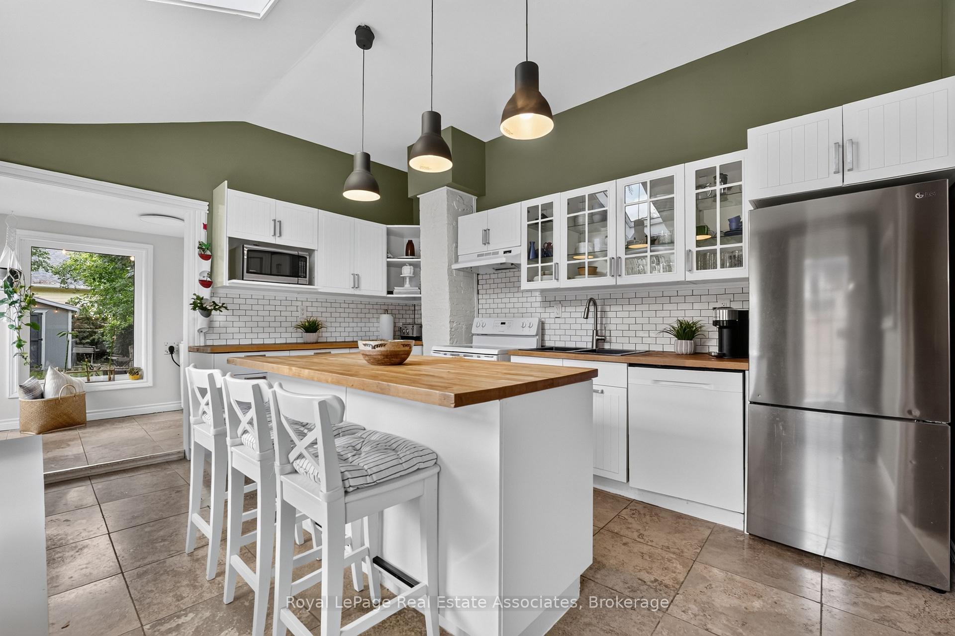 Photo 2 of 15 Charles Street, Halton Hills, Georgetown — HOMEH
