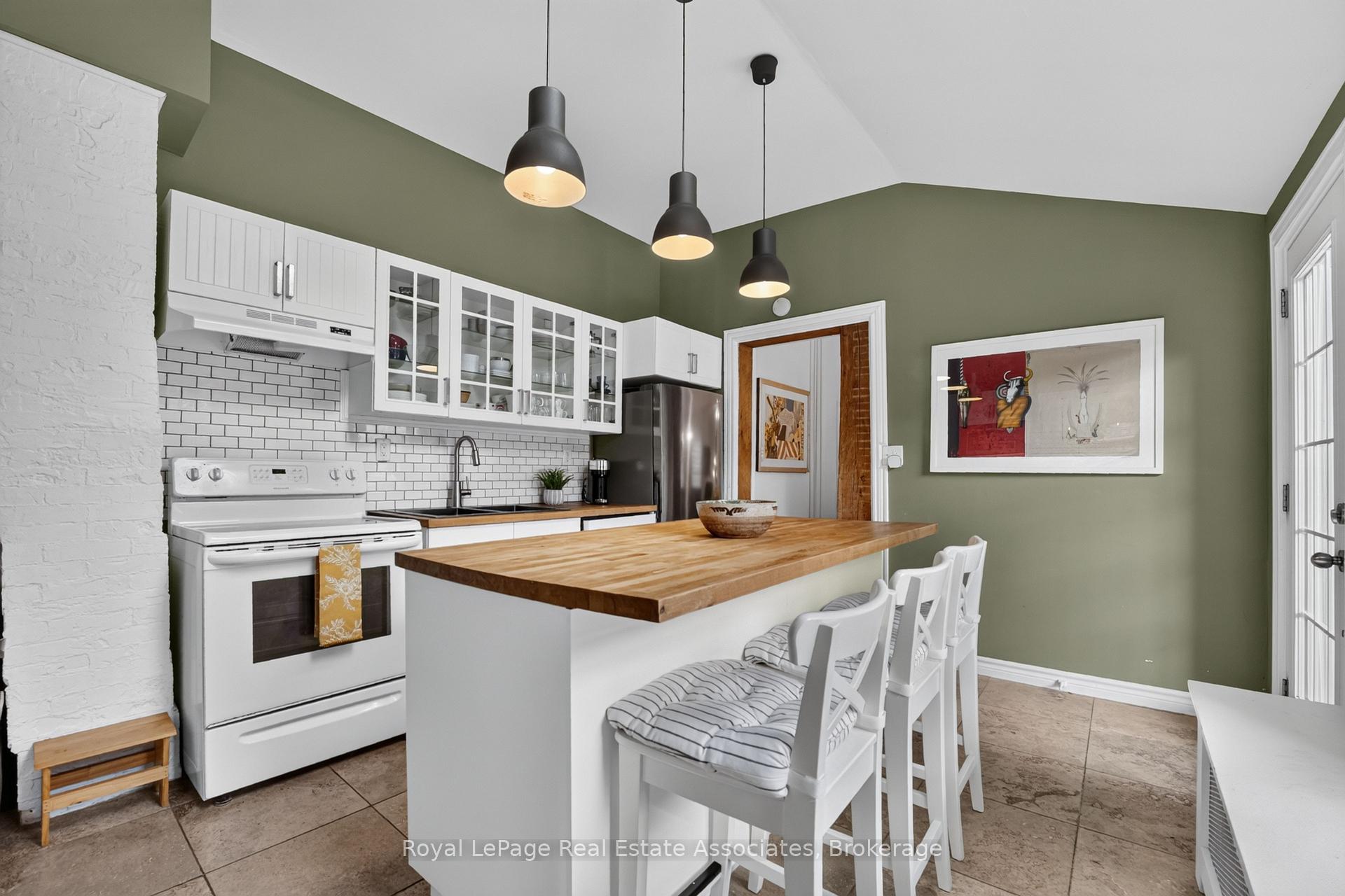 Photo 16 of 15 Charles Street, Halton Hills, Georgetown — HOMEH