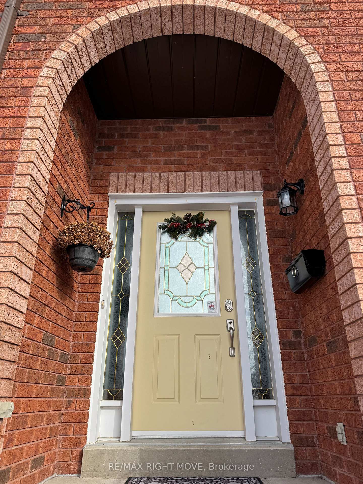 Photo 2 of 15 Watson Court, Orillia — HOMEH
