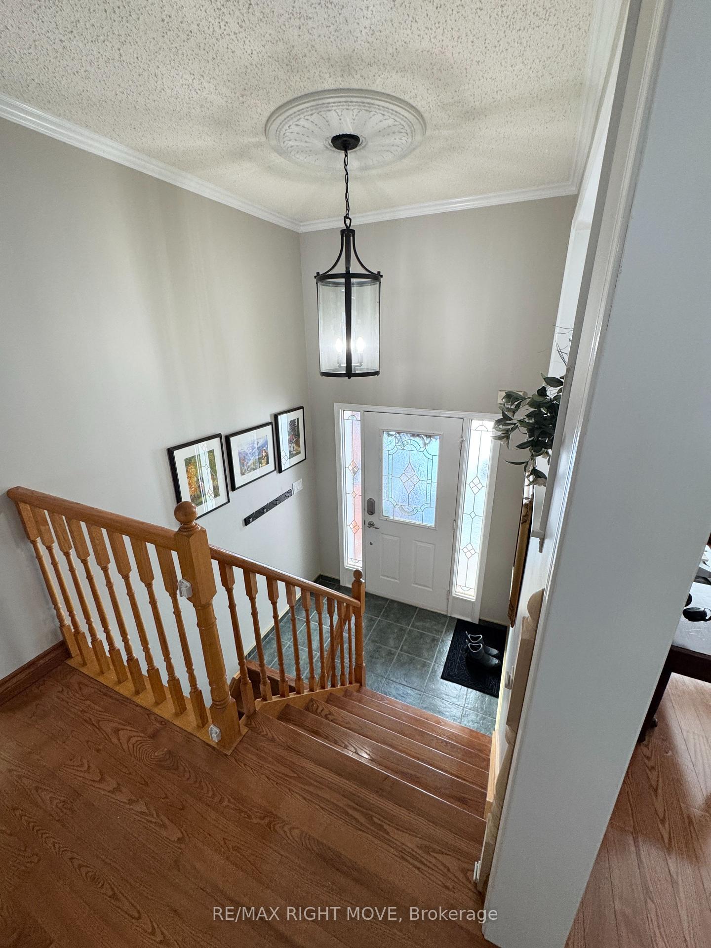Photo 3 of 15 Watson Court, Orillia — HOMEH