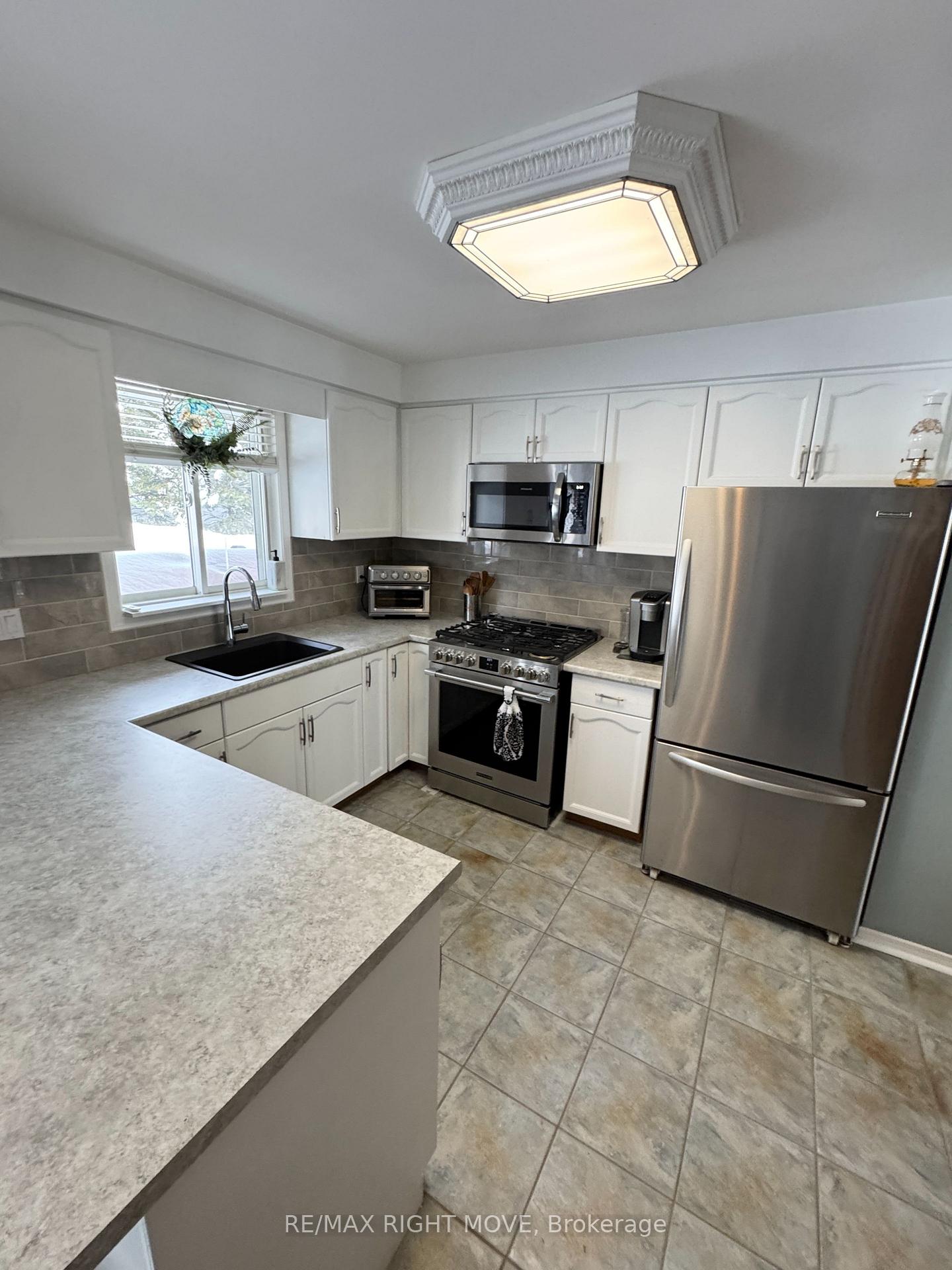 Photo 4 of 15 Watson Court, Orillia — HOMEH