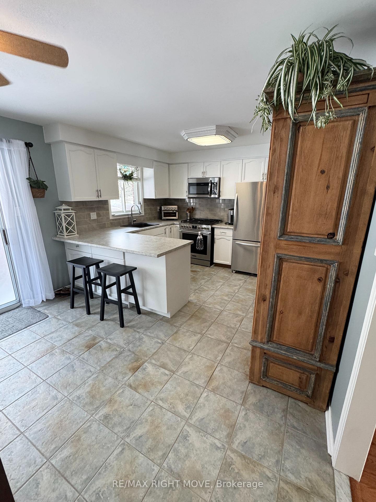 Photo 6 of 15 Watson Court, Orillia — HOMEH