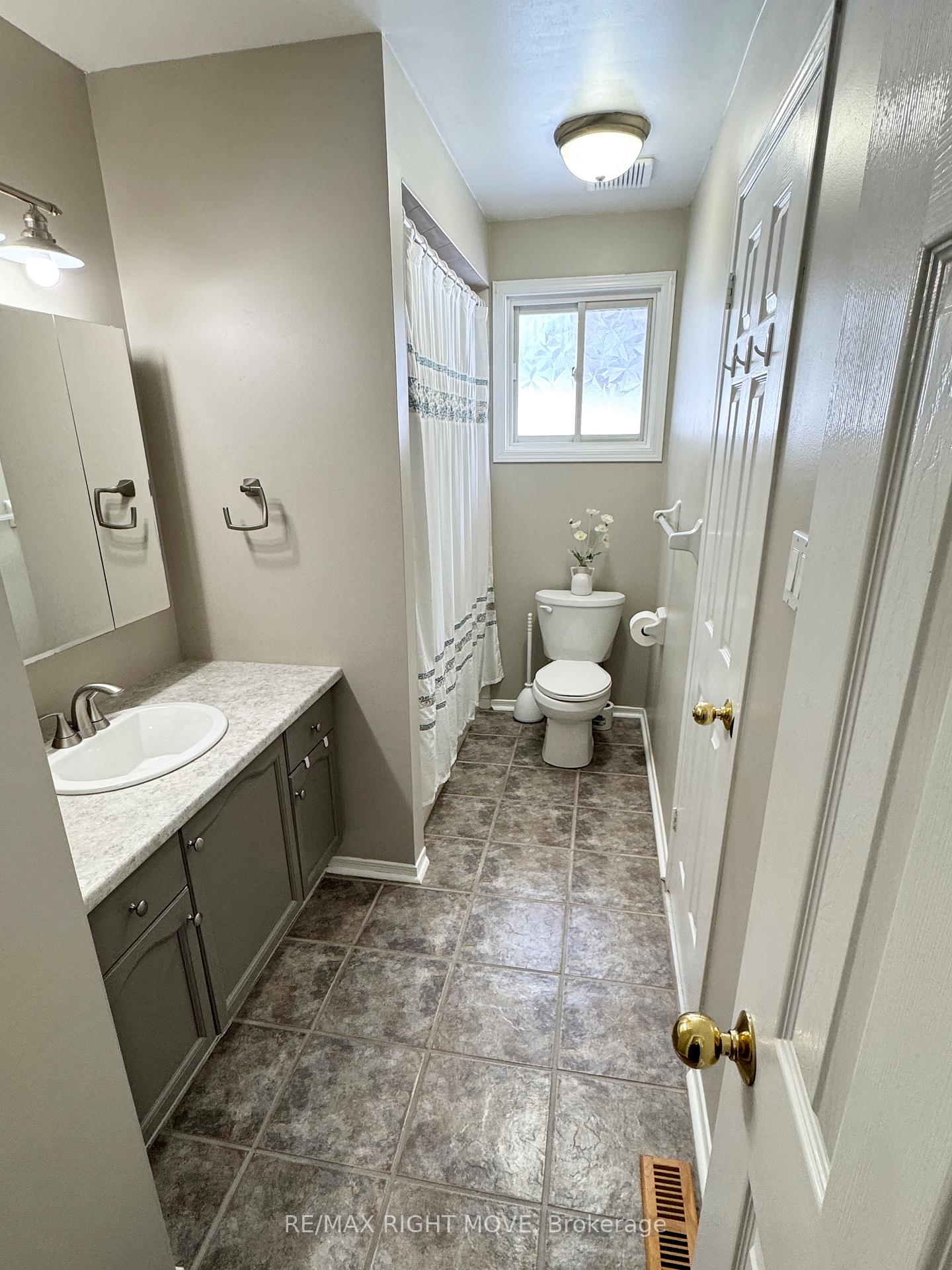 Photo 13 of 15 Watson Court, Orillia — HOMEH