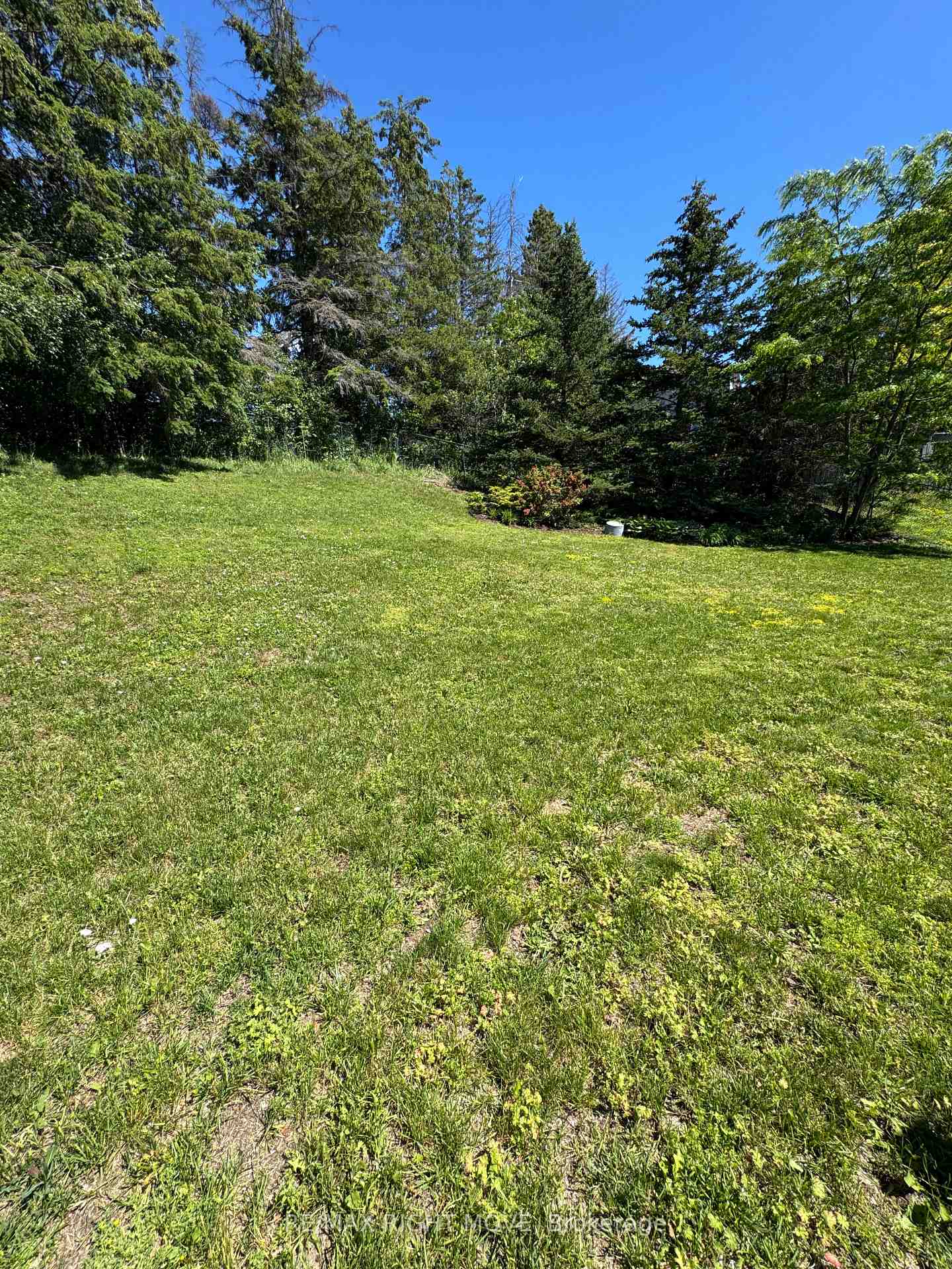 Photo 23 of 15 Watson Court, Orillia — HOMEH
