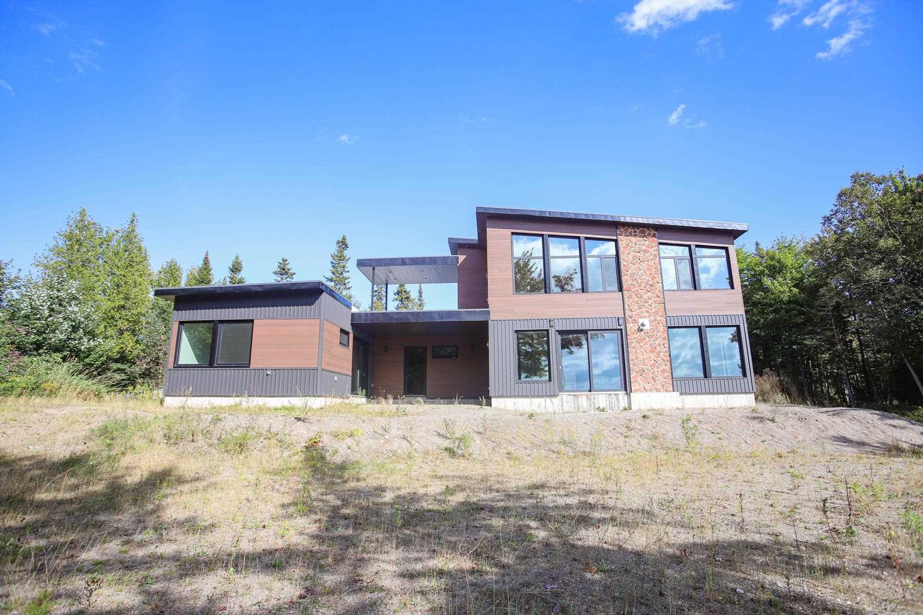 Front of 937 Sunnyside Beach Road