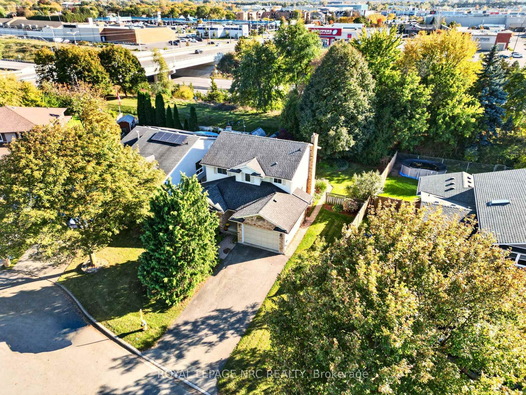 Photo 2 of 43 Farmington Drive, St. Catharines, Grapeview — HOMEH