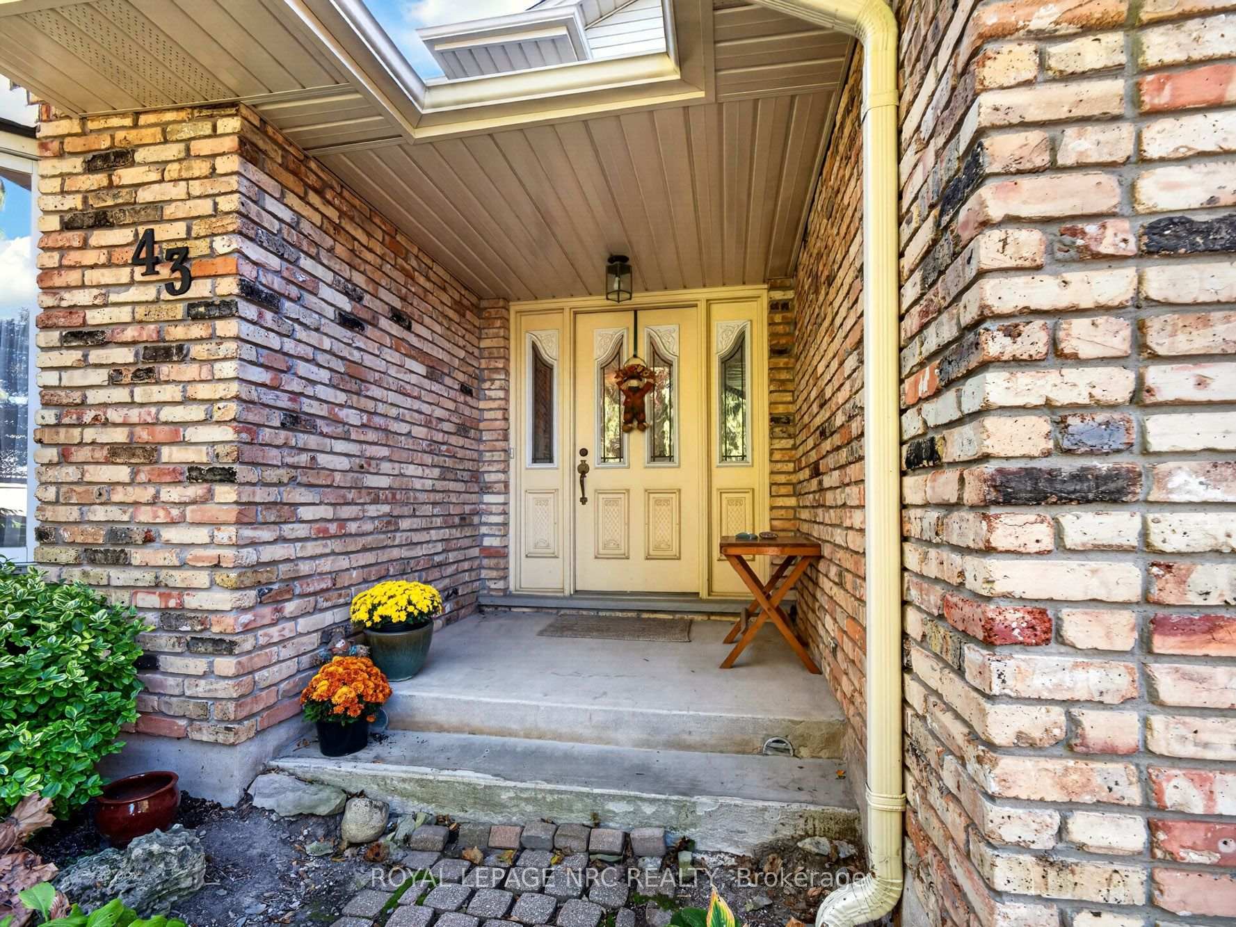 Photo 3 of 43 Farmington Drive, St. Catharines, Grapeview — HOMEH