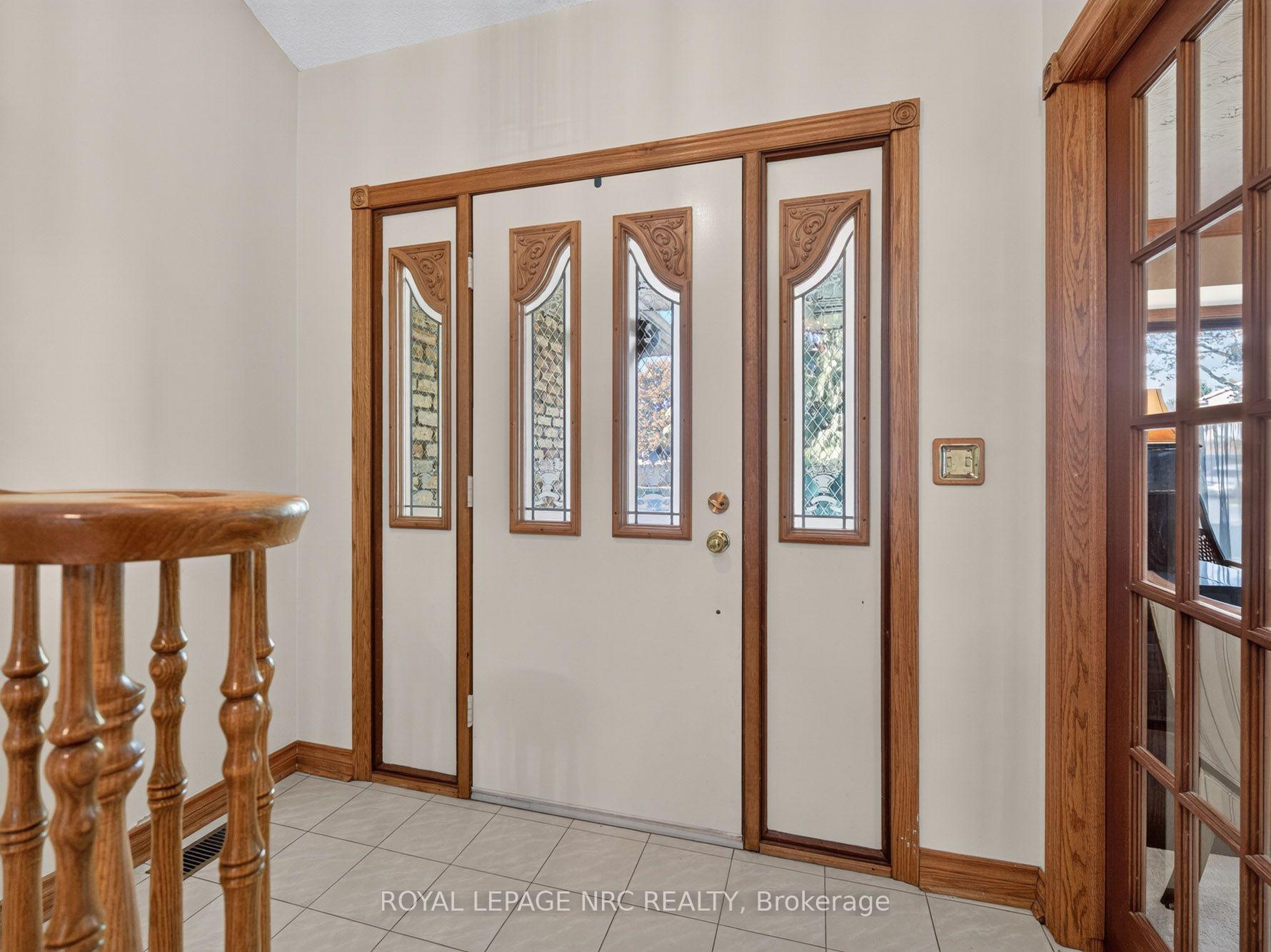 Photo 4 of 43 Farmington Drive, St. Catharines, Grapeview — HOMEH