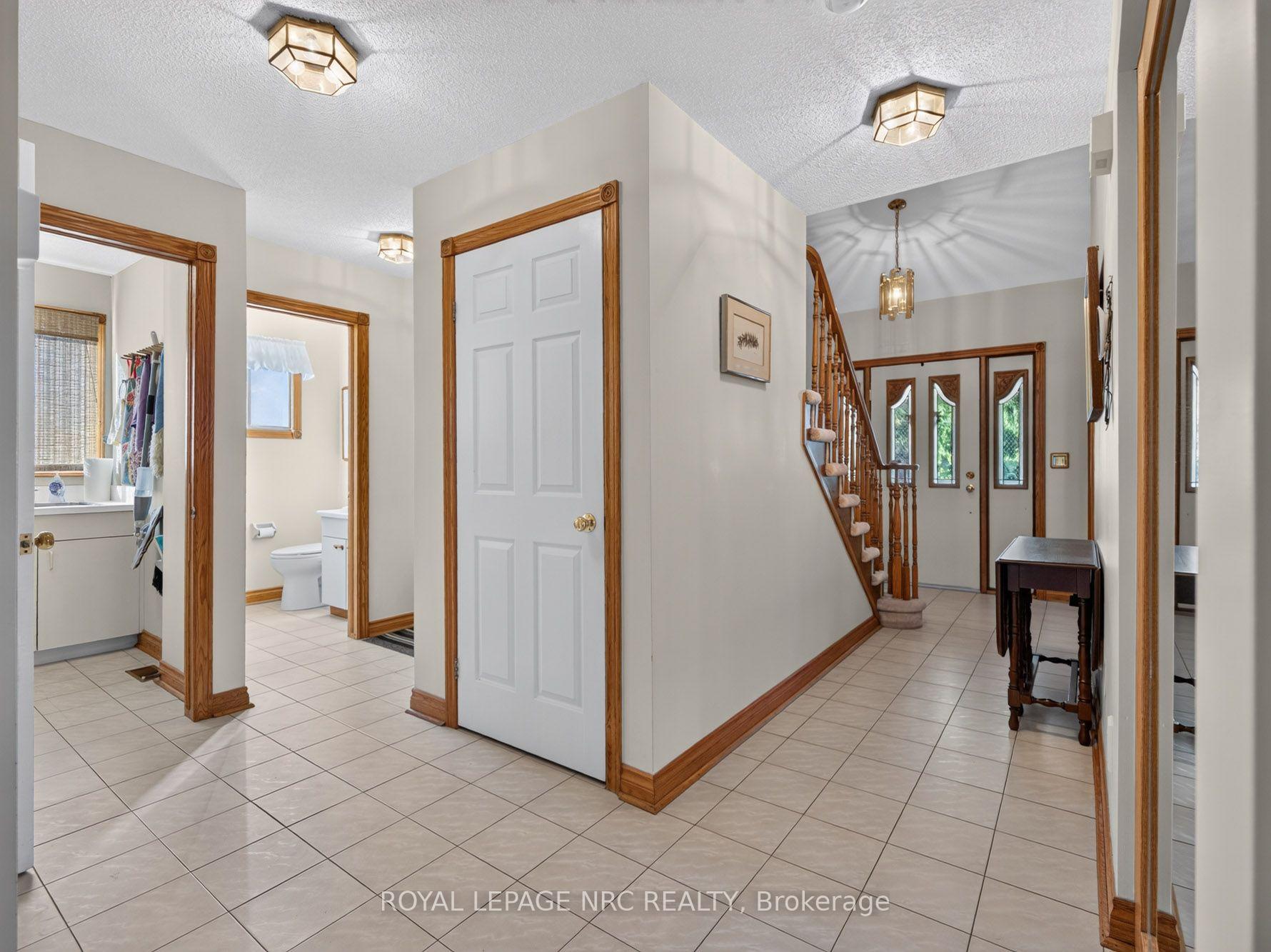 Photo 10 of 43 Farmington Drive, St. Catharines, Grapeview — HOMEH