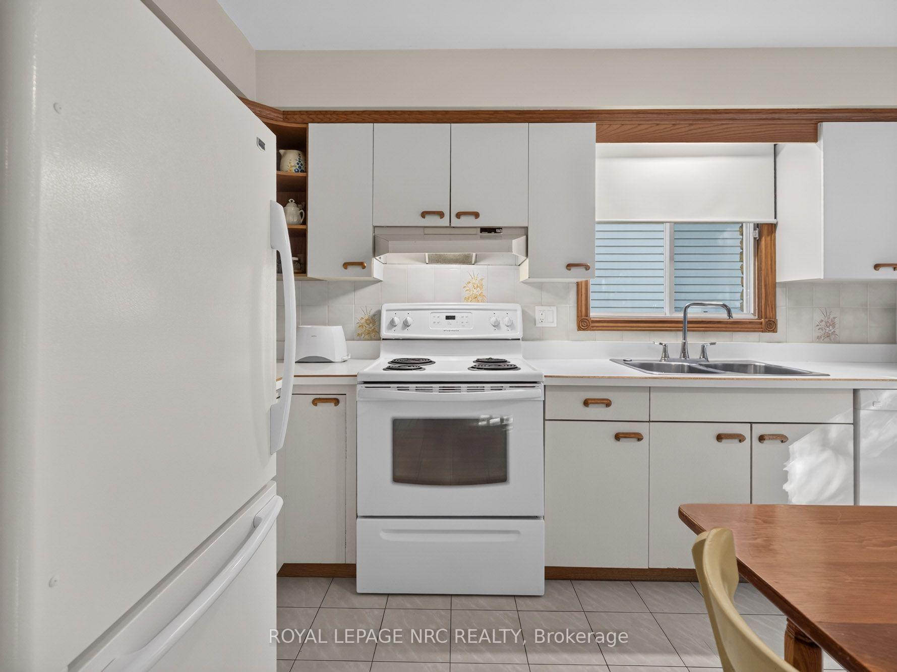 Photo 13 of 43 Farmington Drive, St. Catharines, Grapeview — HOMEH