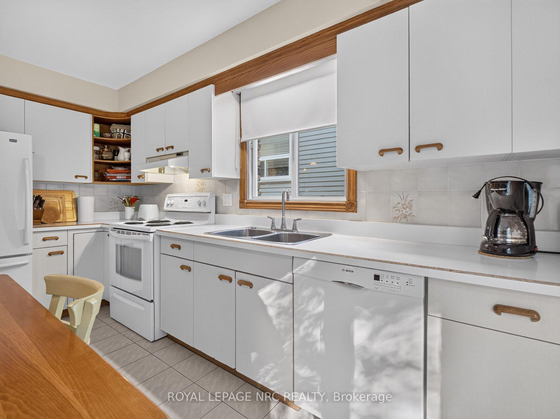 Photo 15 of 43 Farmington Drive, St. Catharines, Grapeview — HOMEH