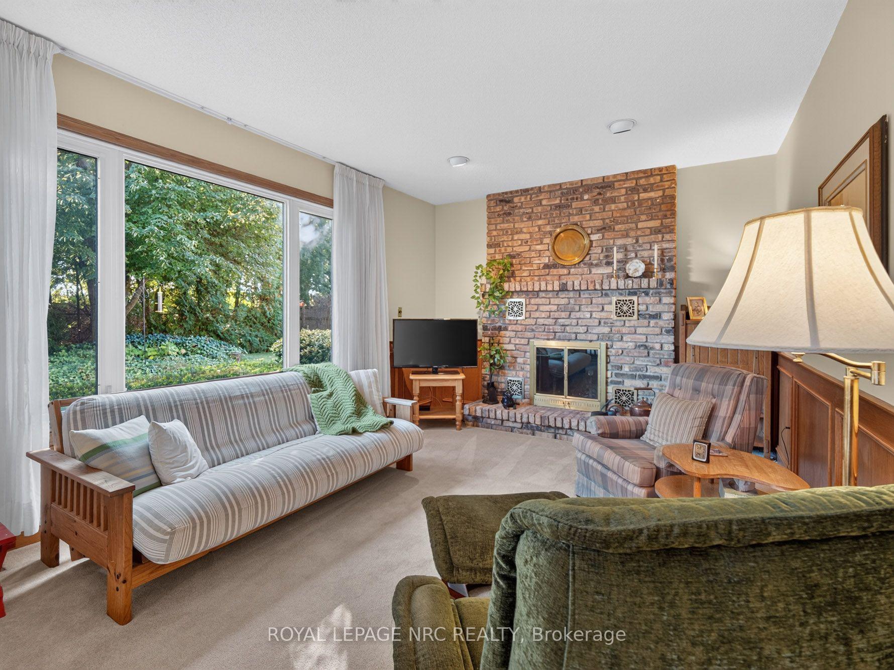 Photo 17 of 43 Farmington Drive, St. Catharines, Grapeview — HOMEH