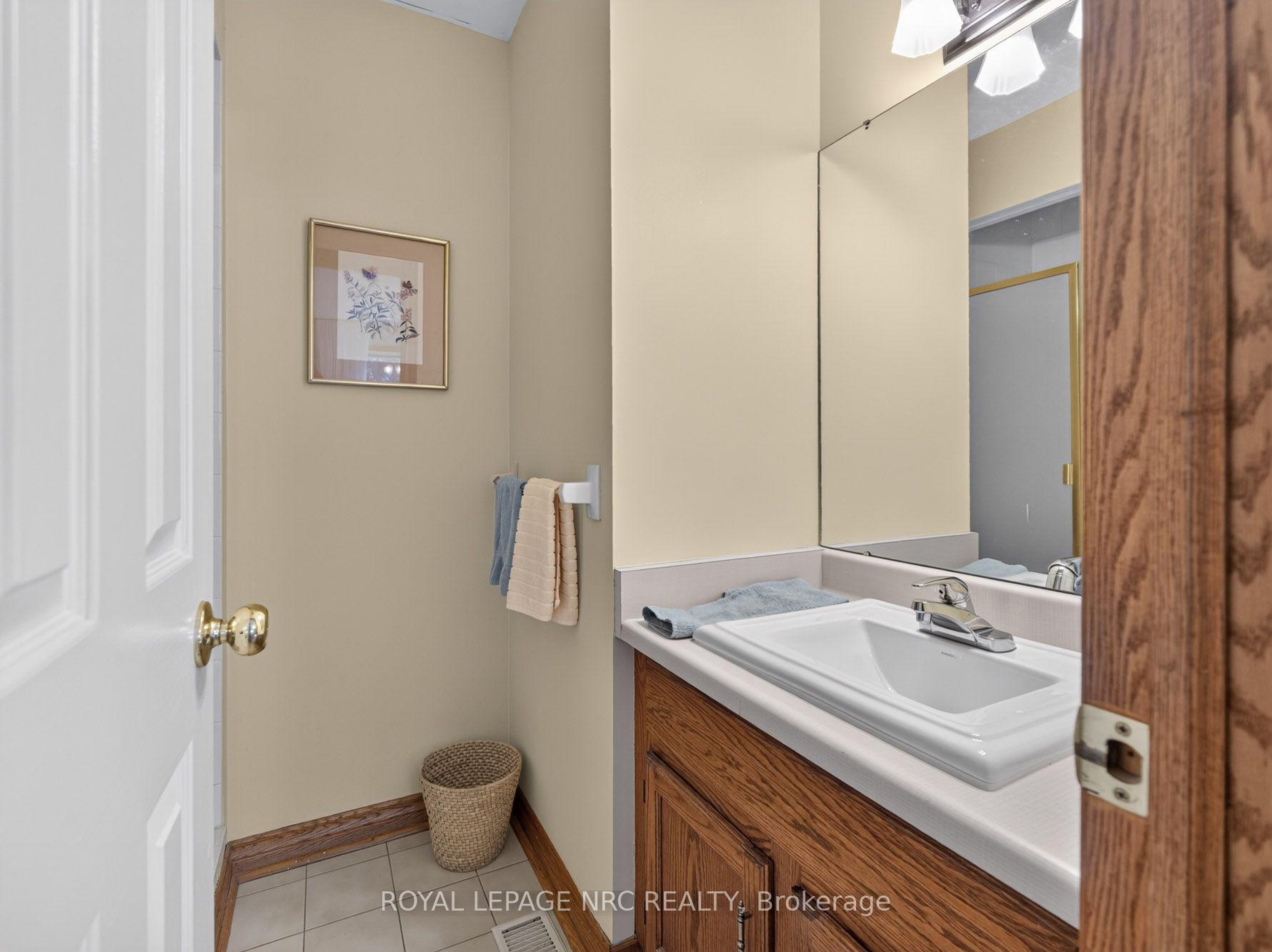 Photo 25 of 43 Farmington Drive, St. Catharines, Grapeview — HOMEH