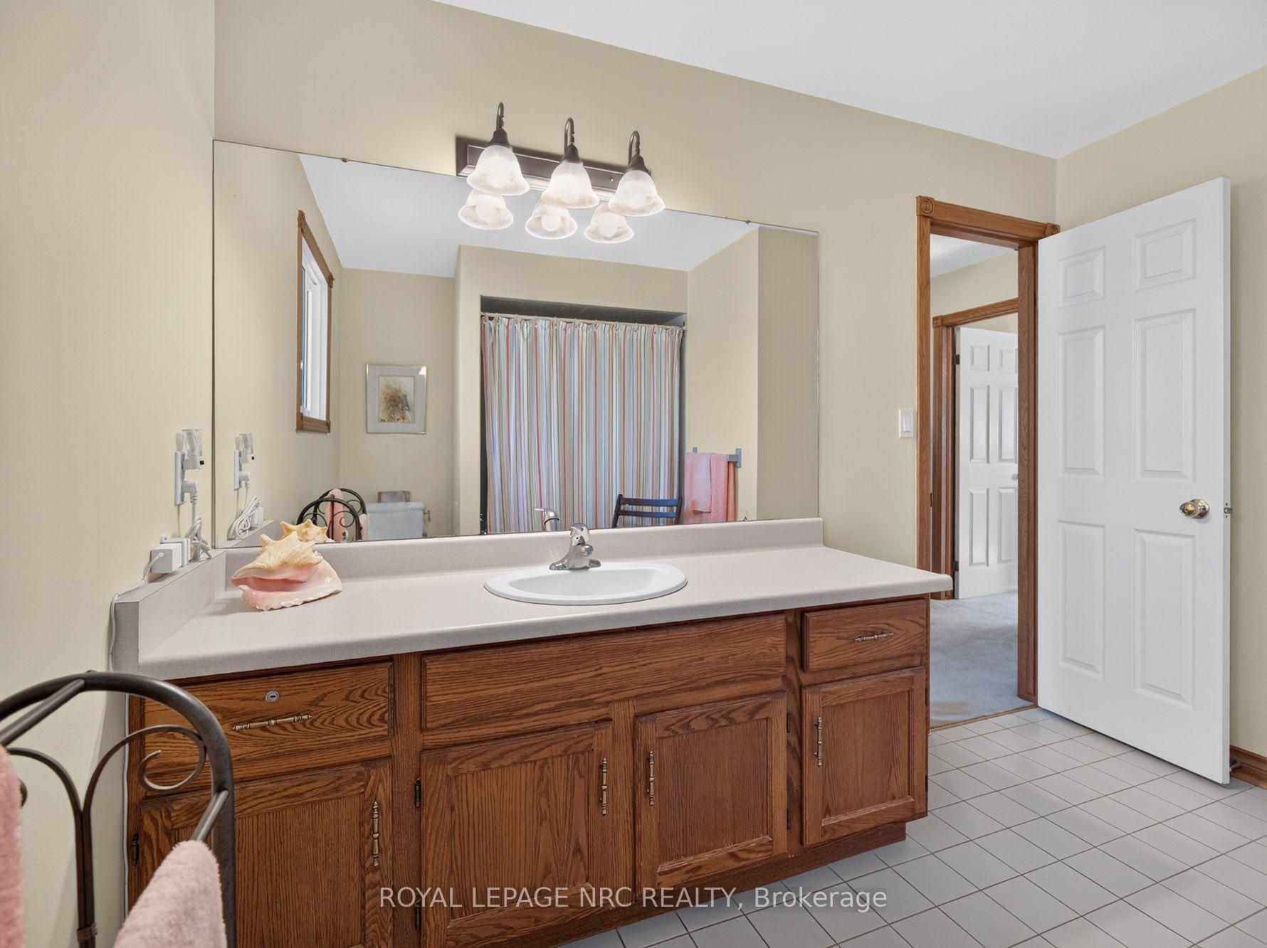 Photo 29 of 43 Farmington Drive, St. Catharines, Grapeview — HOMEH