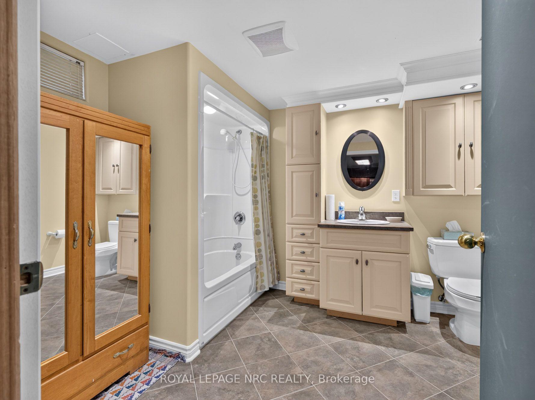 Photo 33 of 43 Farmington Drive, St. Catharines, Grapeview — HOMEH