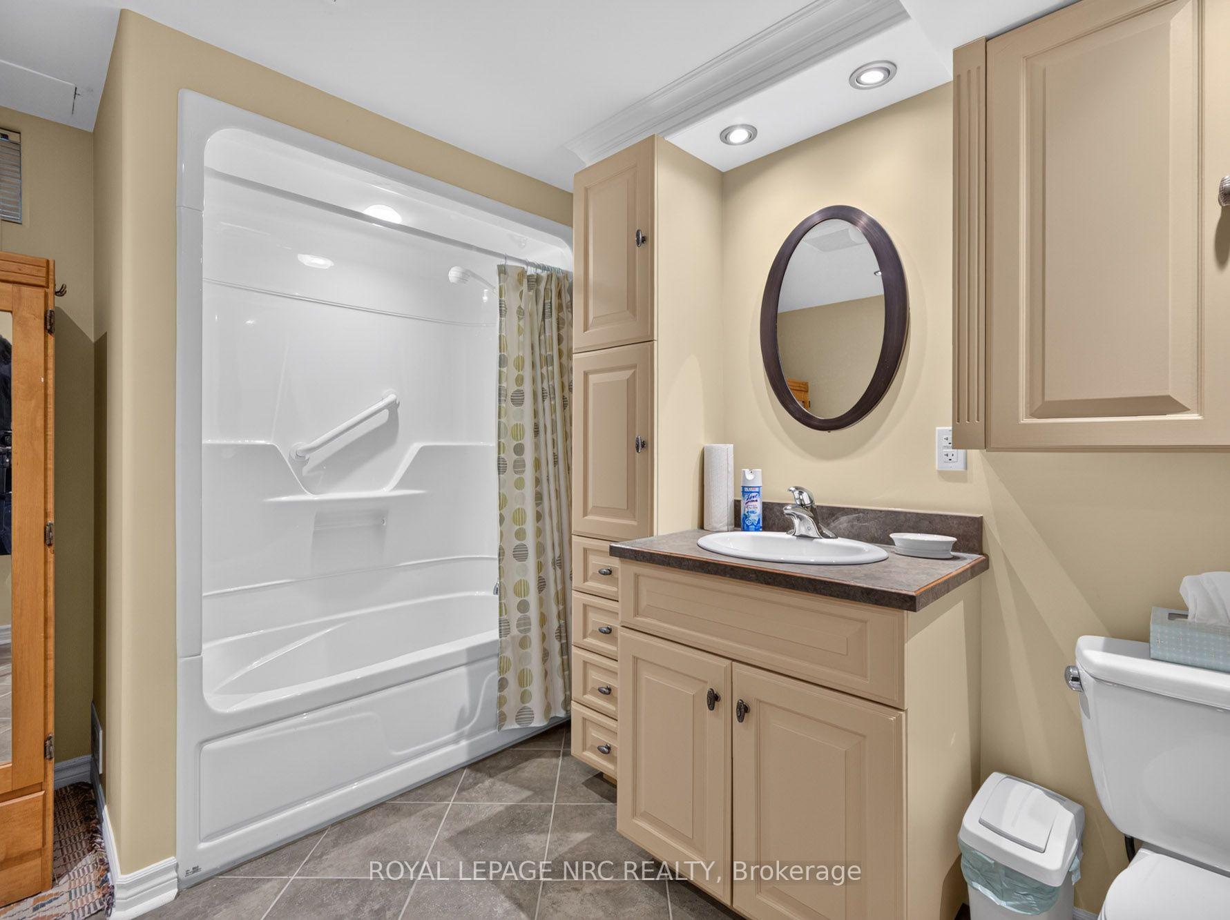 Photo 34 of 43 Farmington Drive, St. Catharines, Grapeview — HOMEH