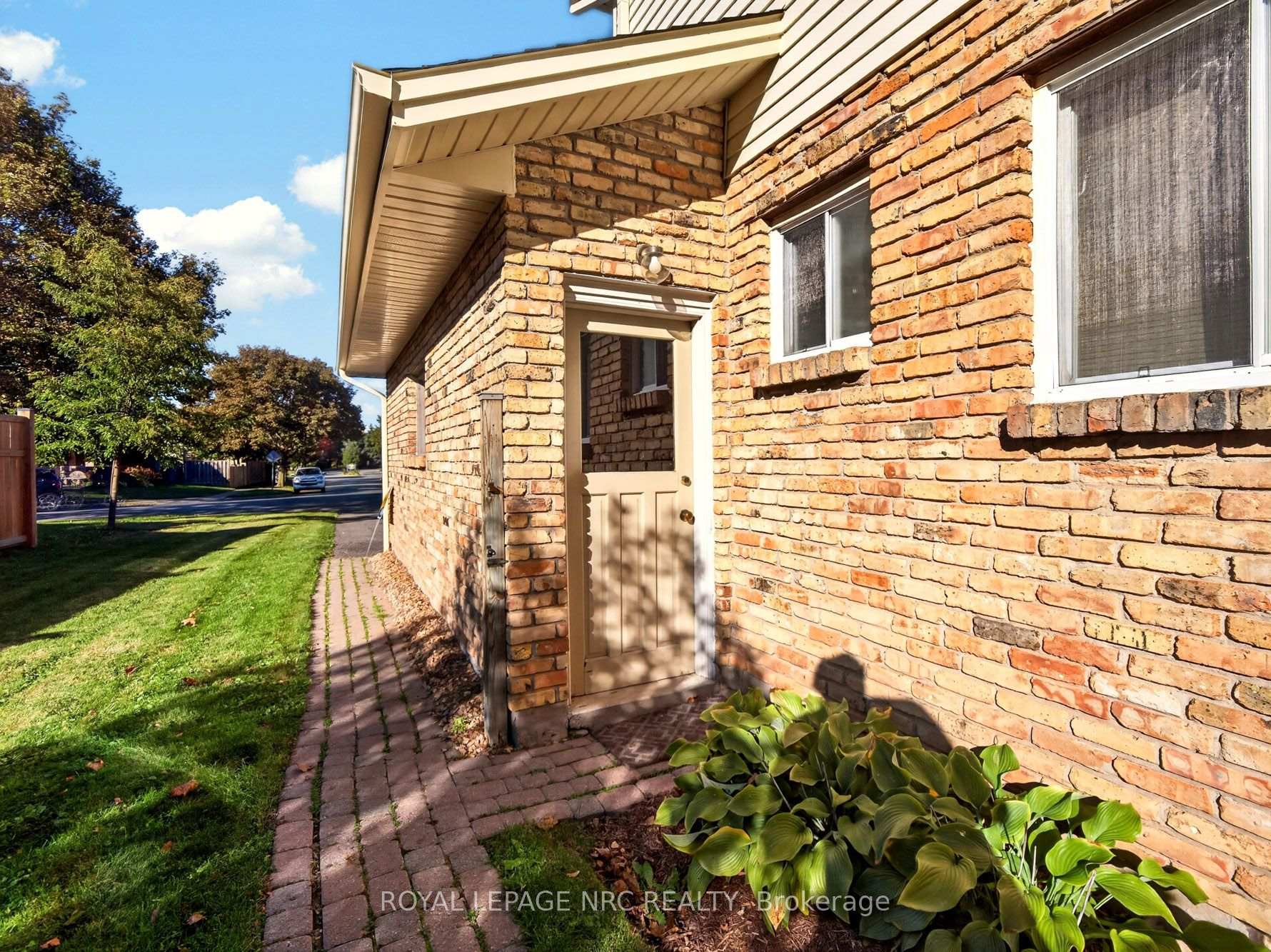 Photo 37 of 43 Farmington Drive, St. Catharines, Grapeview — HOMEH