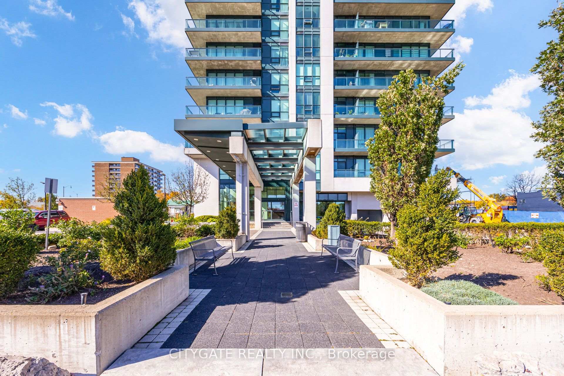 Photo 2 of Unit 809, 100 John Street, Brampton, Downtown Brampton — HOMEH